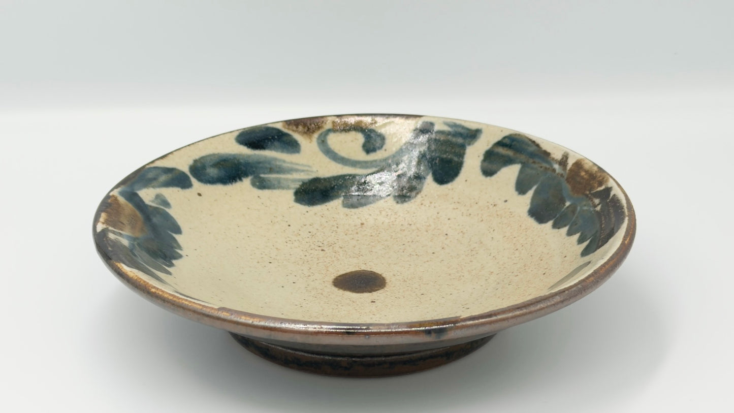 Yachimun 7-Sun Plate – Blue-Gray Hana-Karakusa with Iron Glaze Rim by Ko Aoyagi (020-ST)
