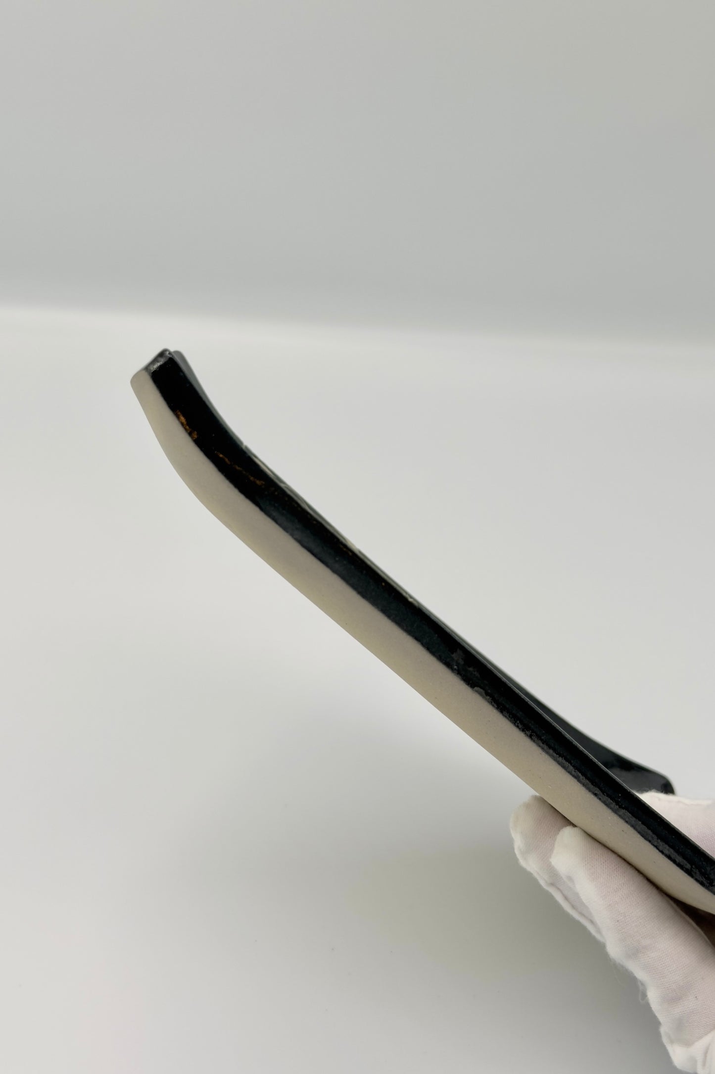 Yachimun Rectangular Plate – Senbori Karakusa in White on Matte Black by Kamany / Ikutouen (021-IK)