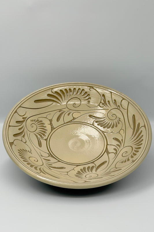 Yachimun Flare Bowl – Hand-Carved Karakusa Arabesque with Central Stage on Cream Clay by Ikutouen (026-IK)