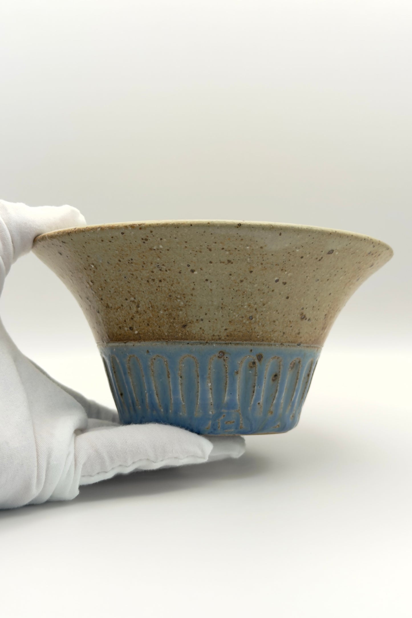 Yachimun Flared Bowl – Vertical Carved (Shinogi) in Blue & Sand by Masahito Date (010-JN)
