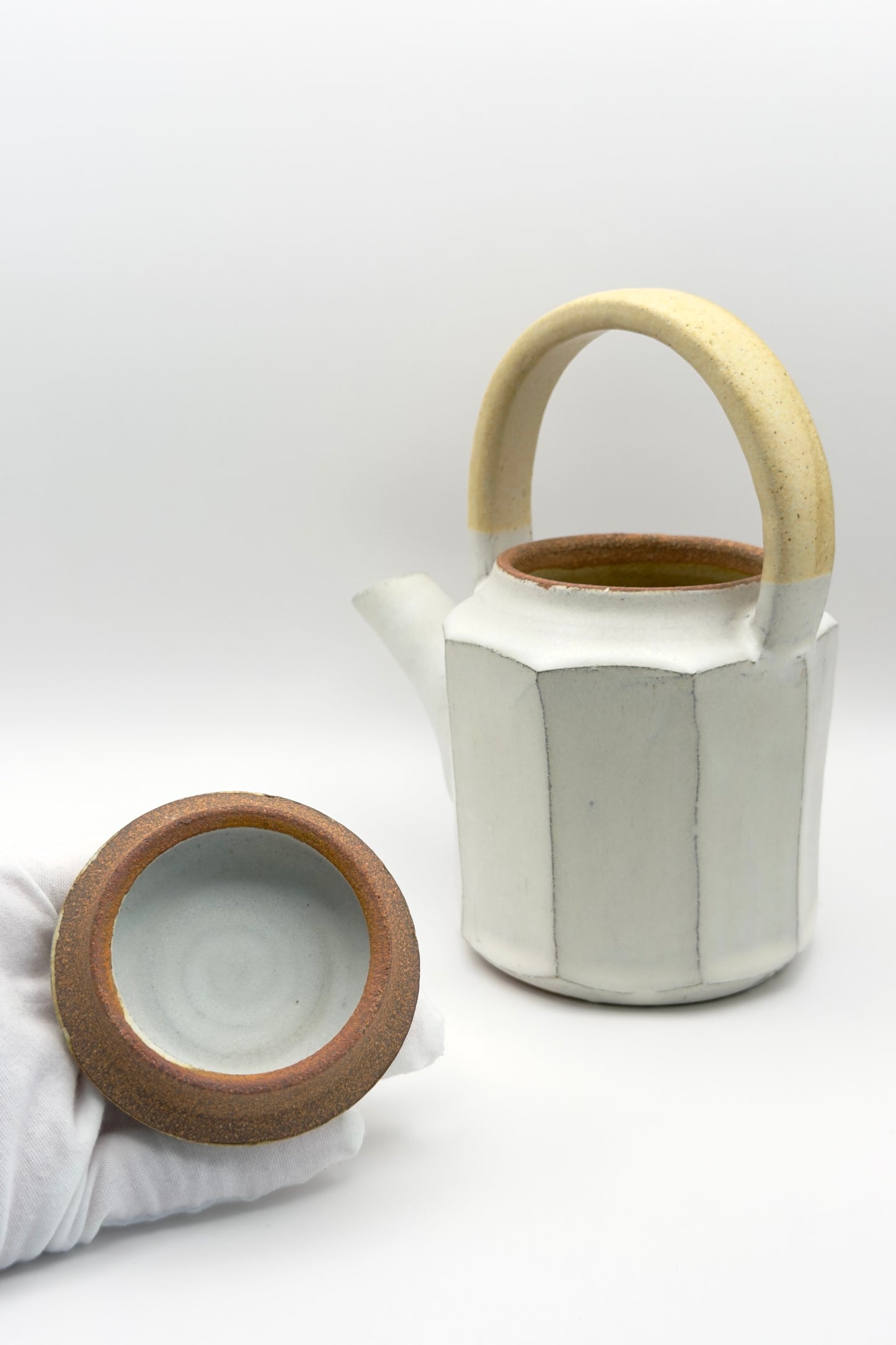 Yachimun Teapot – Faceted Matte White with Cream Clay Handle by Masahito Date (012-JN)
