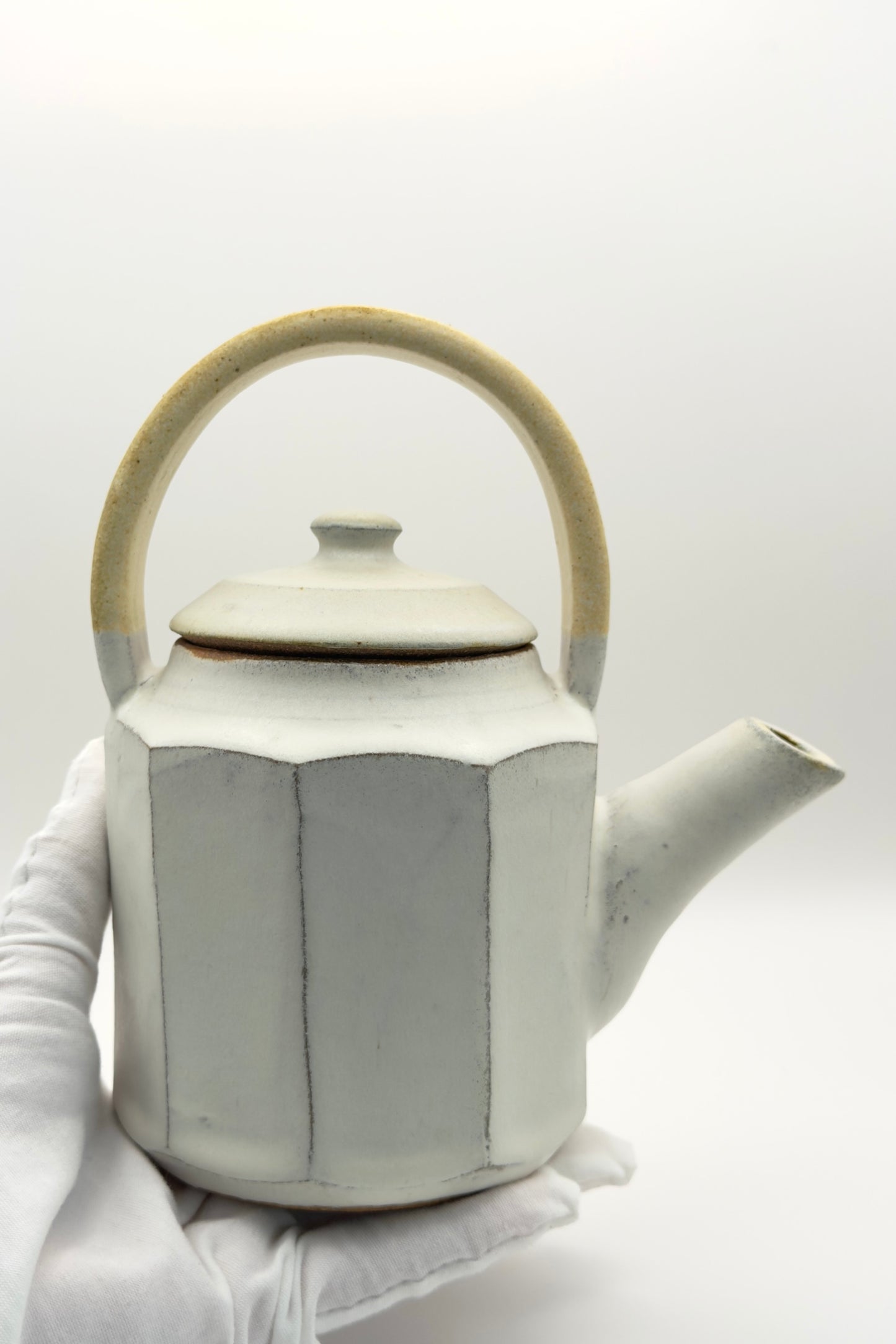 Yachimun Teapot – Faceted Matte White with Cream Clay Handle by Masahito Date (012-JN)