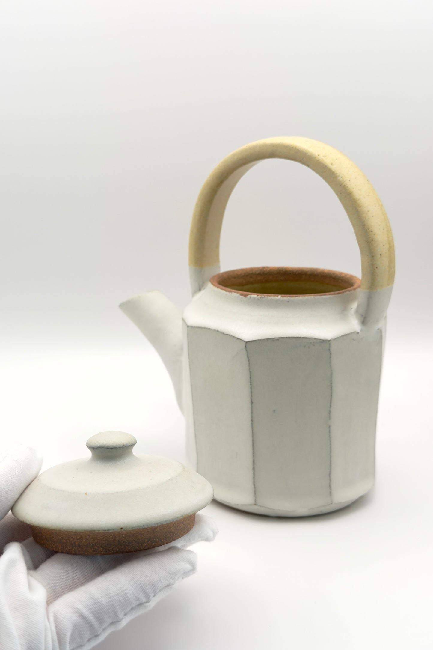 Yachimun Teapot – Faceted Matte White with Cream Clay Handle by Masahito Date (012-JN)