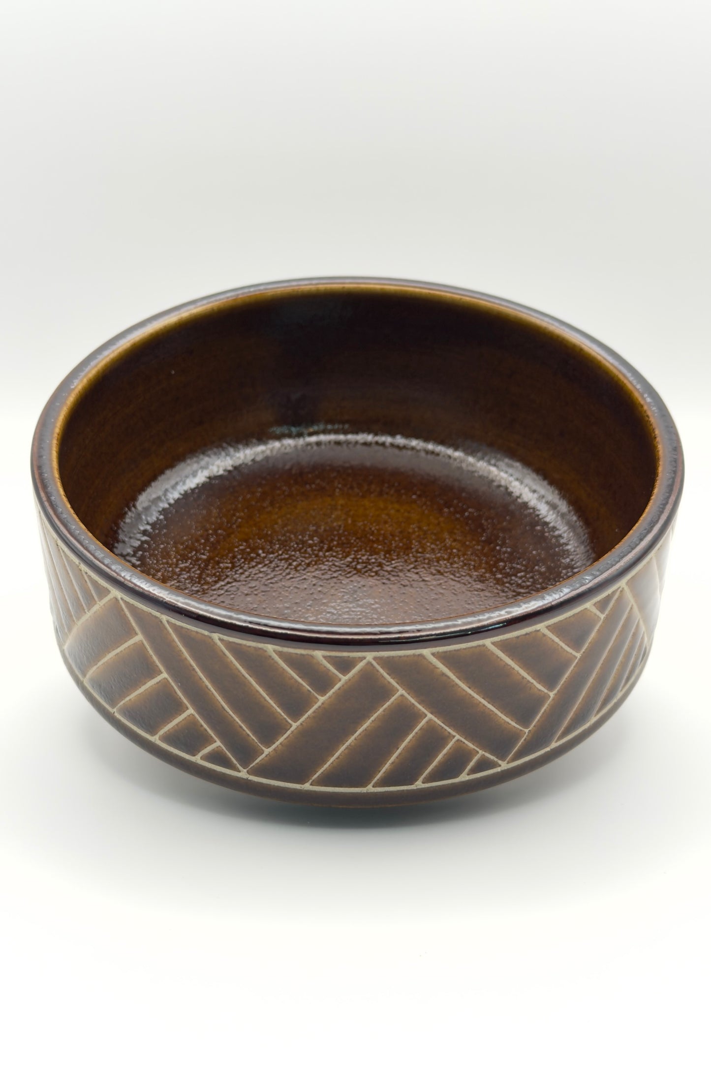 Yachimun Bowl – Basanai Carved (Banana Leaf Lines) in Deep Brown by Kamany / Ikutouen (014-IK)