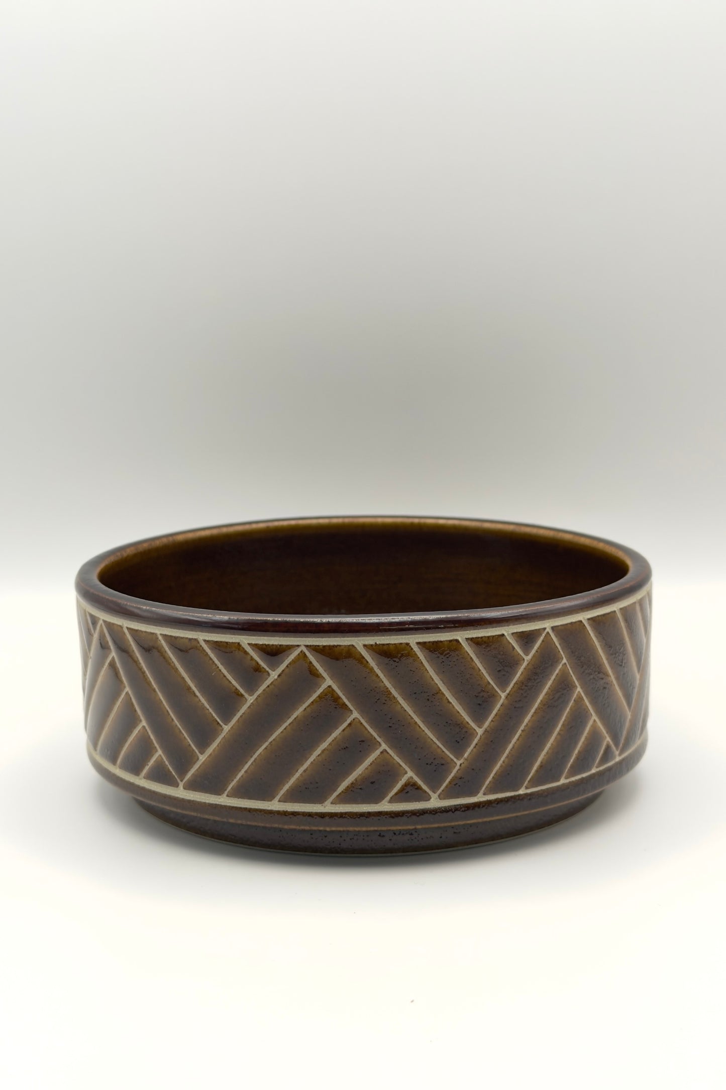 Yachimun Bowl – Basanai Carved (Banana Leaf Lines) in Deep Brown by Kamany / Ikutouen (014-IK)