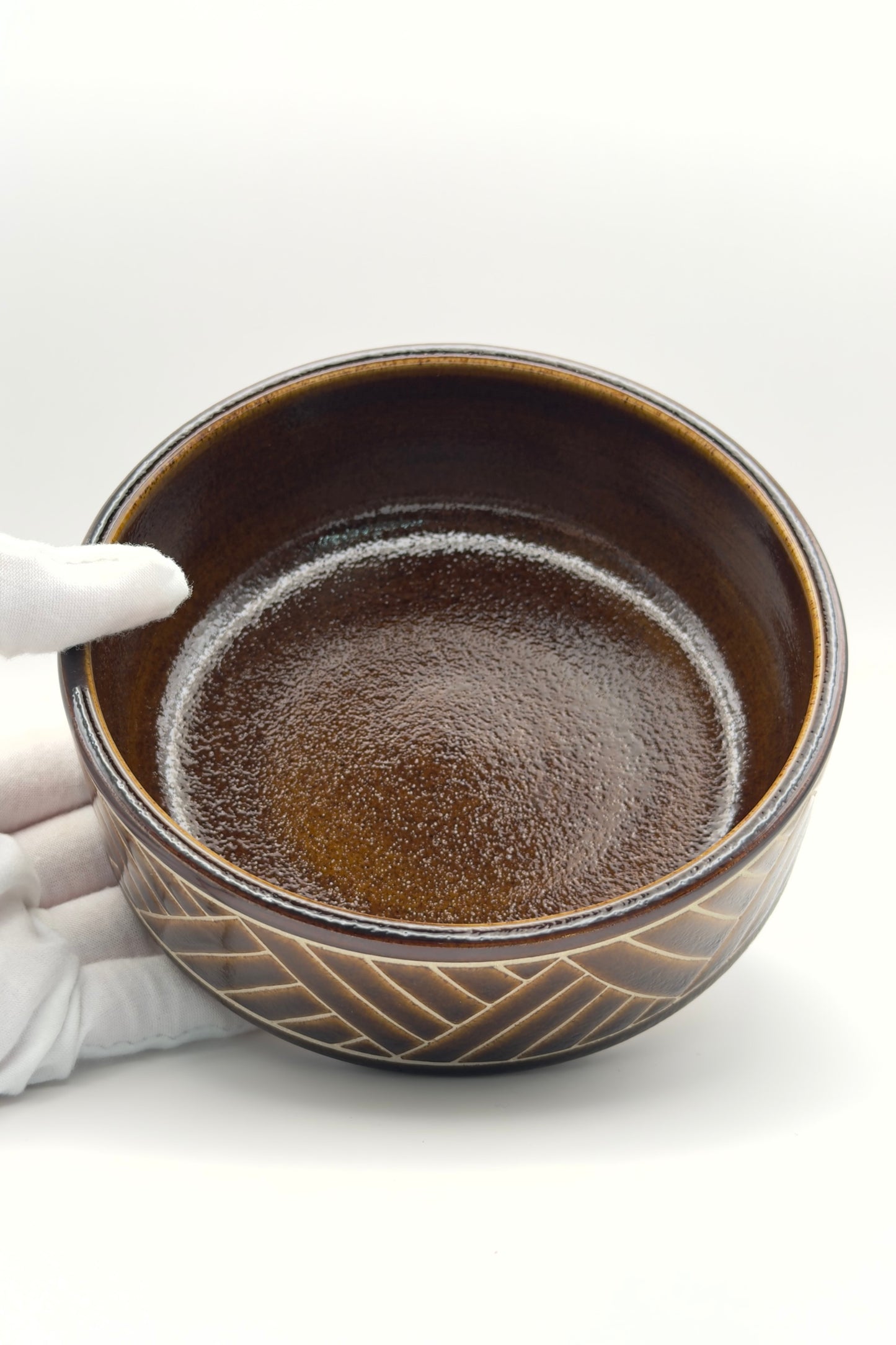Yachimun Bowl – Basanai Carved (Banana Leaf Lines) in Deep Brown by Kamany / Ikutouen (014-IK)