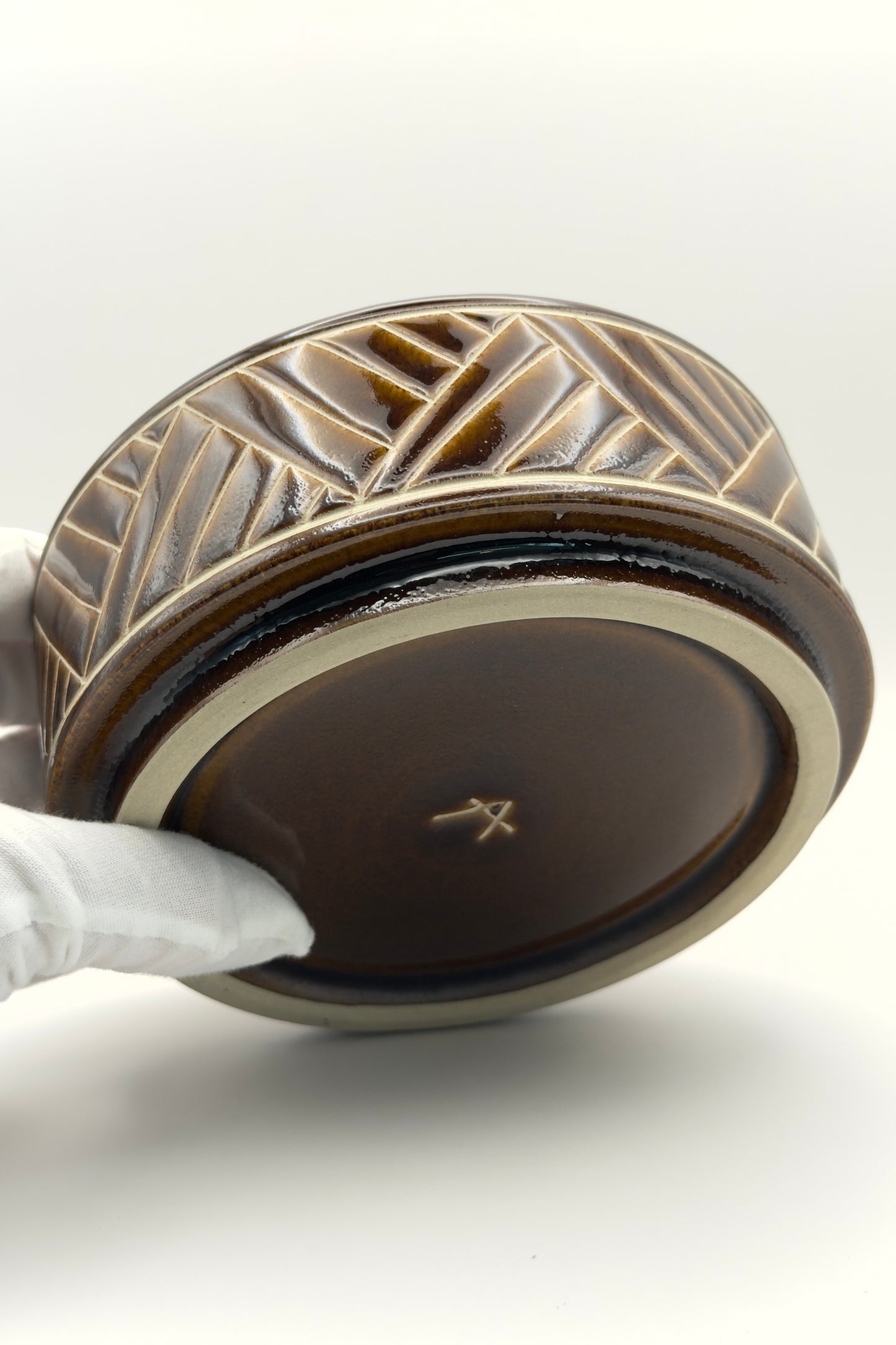 Yachimun Bowl – Basanai Carved (Banana Leaf Lines) in Deep Brown by Kamany / Ikutouen (014-IK)