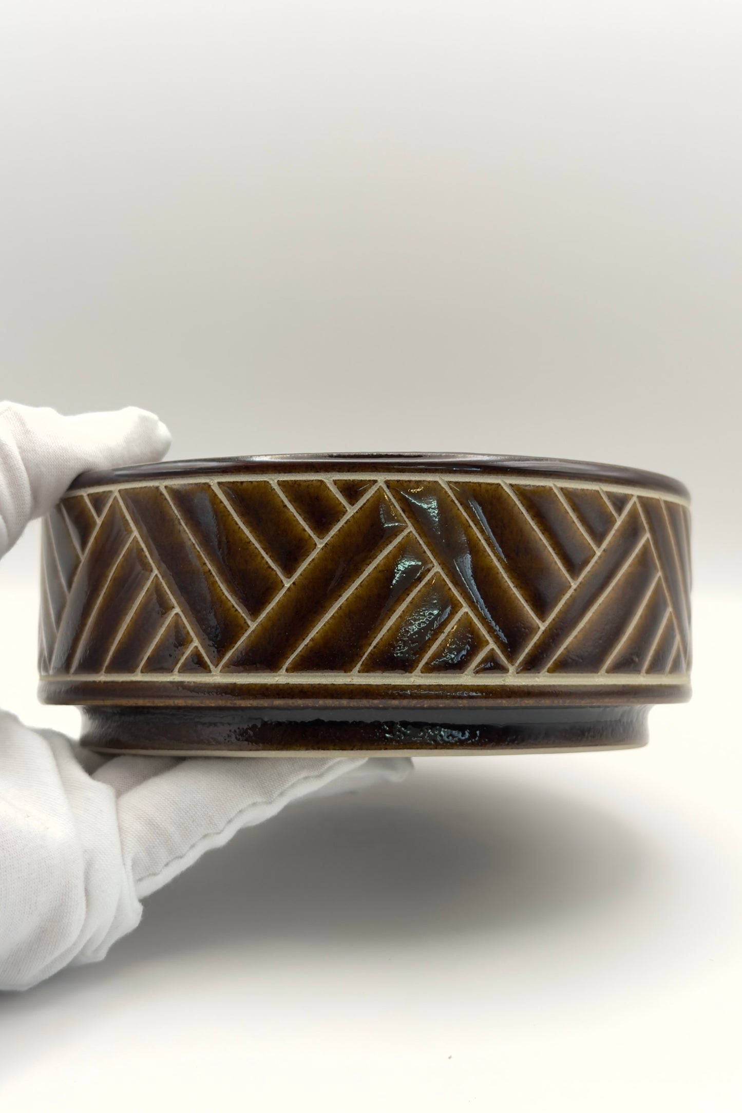 Yachimun Bowl – Basanai Carved (Banana Leaf Lines) in Deep Brown by Kamany / Ikutouen (014-IK)