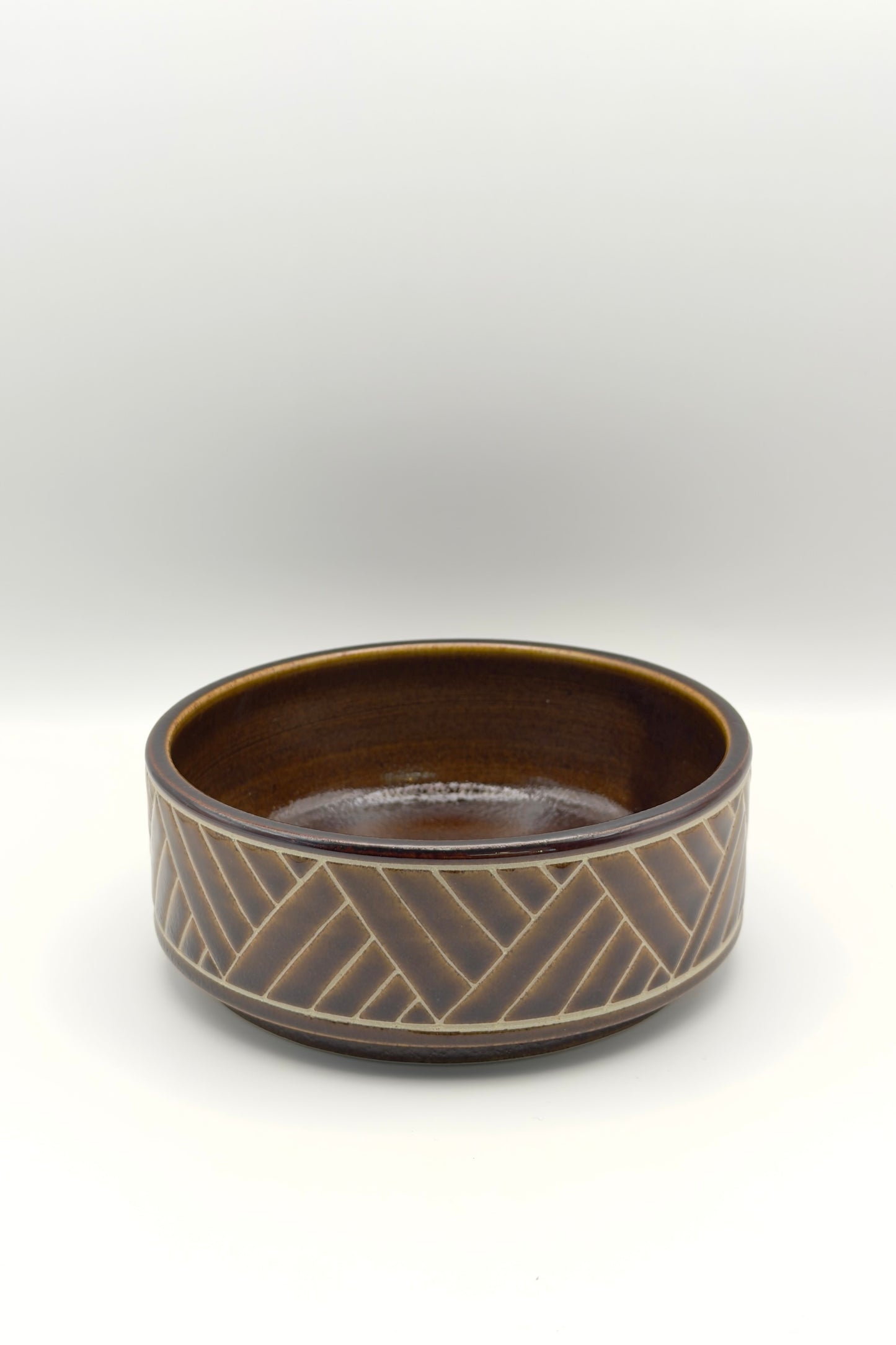 Yachimun Bowl – Basanai Carved (Banana Leaf Lines) in Deep Brown by Kamany / Ikutouen (014-IK)