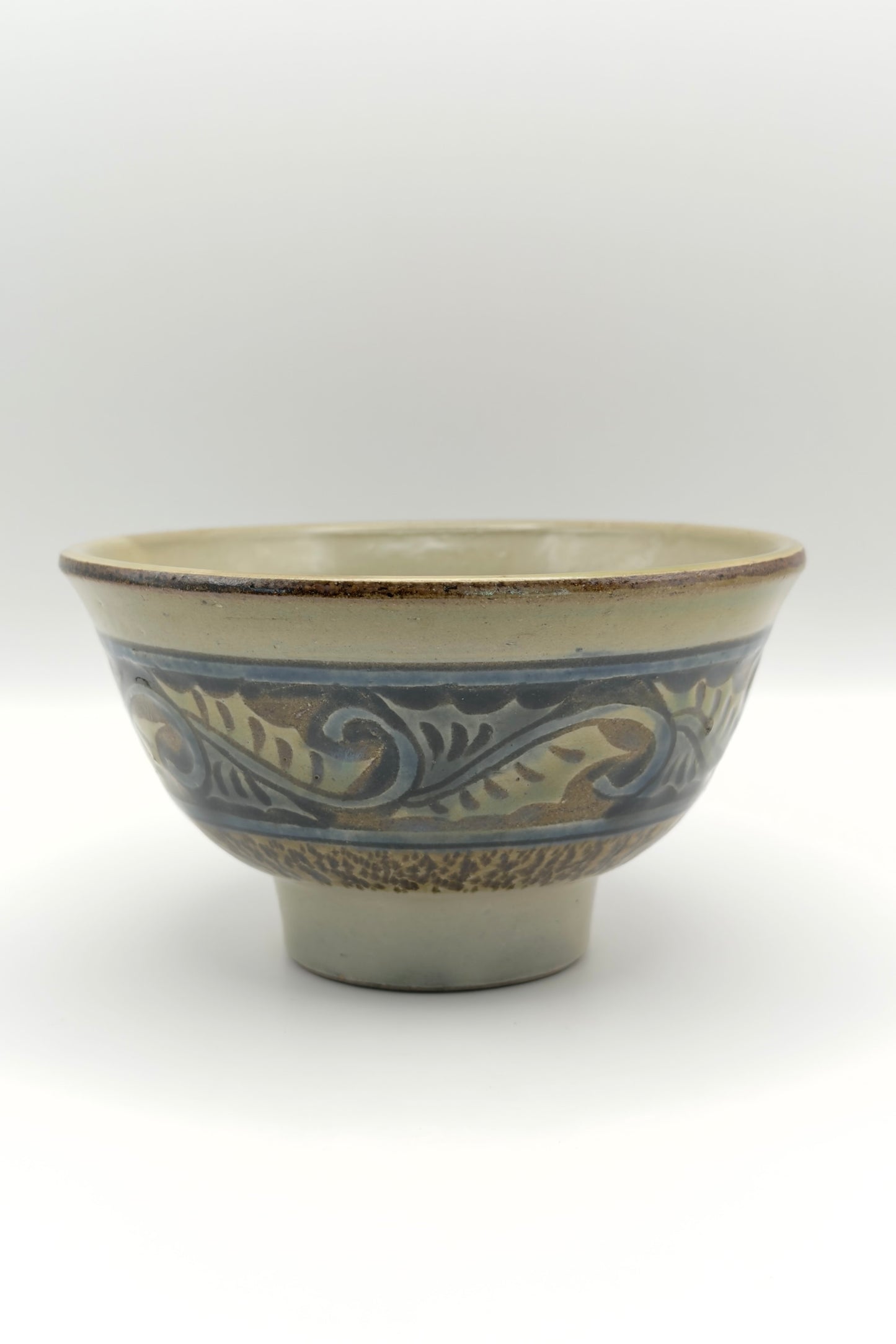 Yachimun Makai (5-Sun Rice Bowl) – Carved Karakusa Arabesque in Indigo on Gray by Yasushi Takaesu (016-TS)