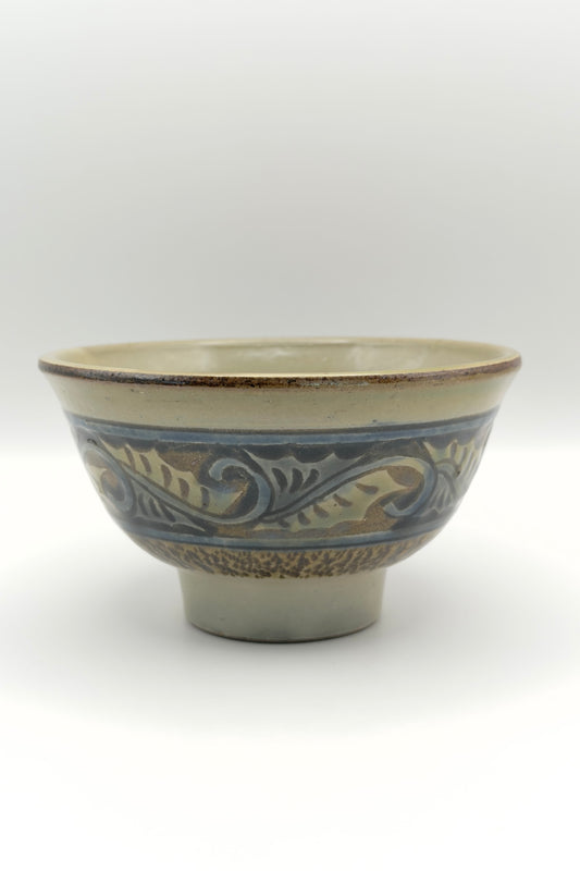 Yachimun Makai (5-Sun Rice Bowl) – Carved Karakusa Arabesque in Indigo on Gray by Yasushi Takaesu (016-TS)