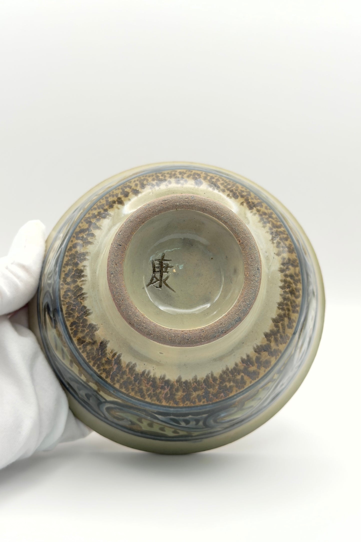 Yachimun Makai (5-Sun Rice Bowl) – Carved Karakusa Arabesque in Indigo on Gray by Yasushi Takaesu (016-TS)