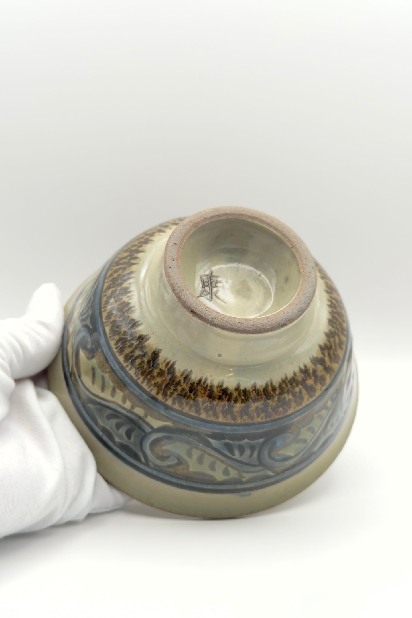 Yachimun Makai (5-Sun Rice Bowl) – Carved Karakusa Arabesque in Indigo on Gray by Yasushi Takaesu (016-TS)