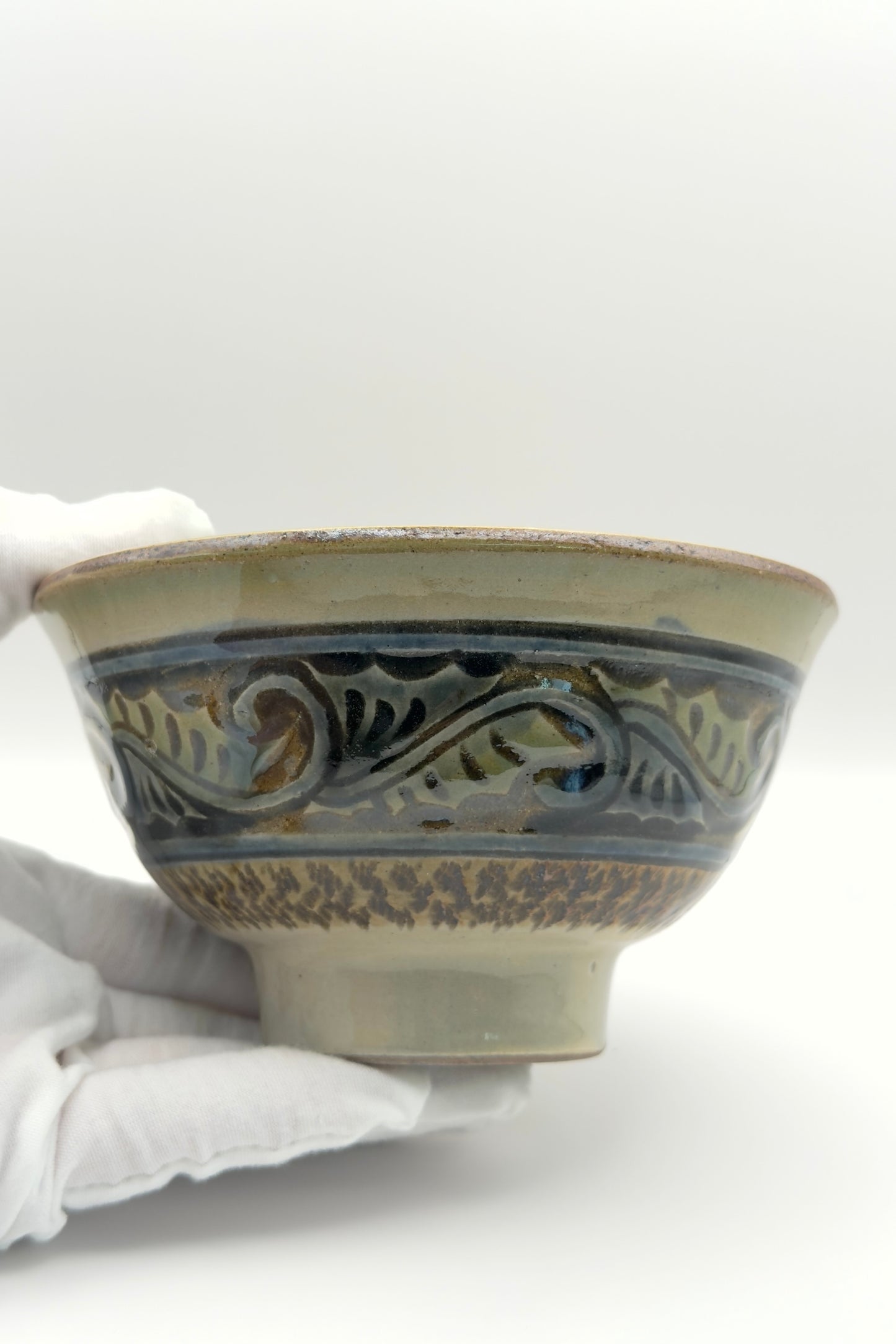 Yachimun Makai (5-Sun Rice Bowl) – Carved Karakusa Arabesque in Indigo on Gray by Yasushi Takaesu (016-TS)