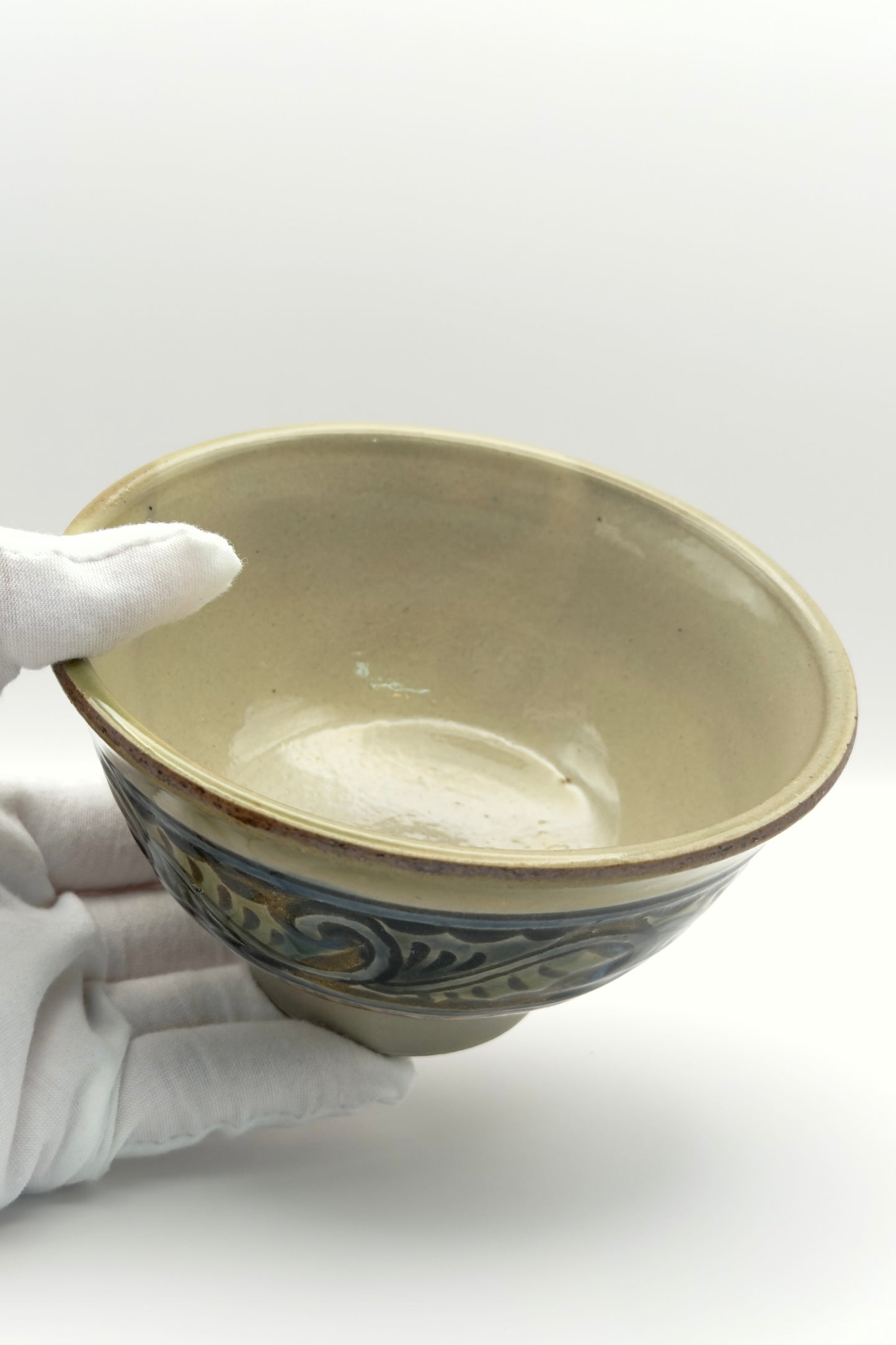 Yachimun Makai (5-Sun Rice Bowl) – Carved Karakusa Arabesque in Indigo on Gray by Yasushi Takaesu (016-TS)