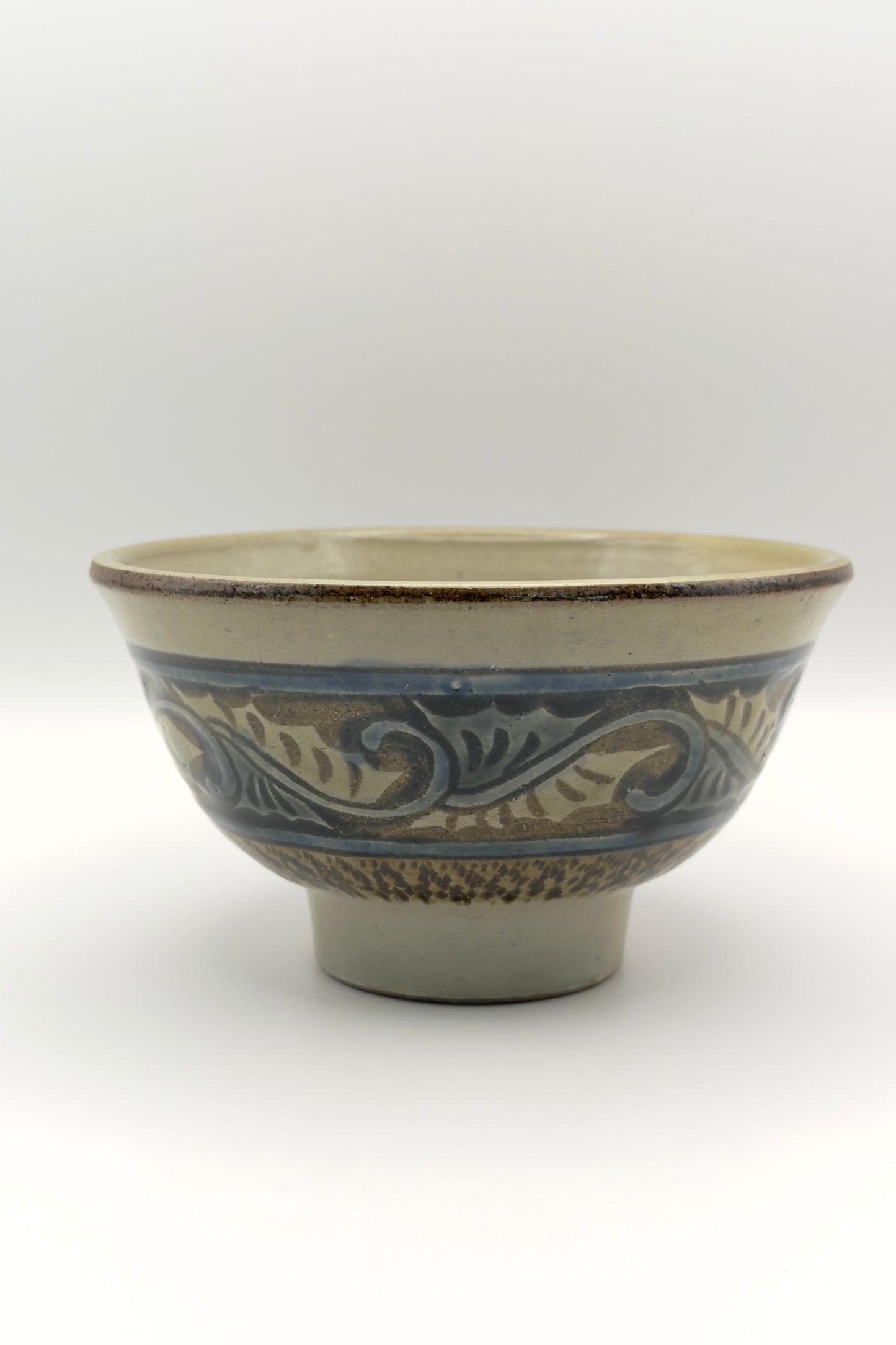 Yachimun Makai (5-Sun Rice Bowl) – Carved Karakusa Arabesque in Indigo on Gray by Yasushi Takaesu (016-TS)