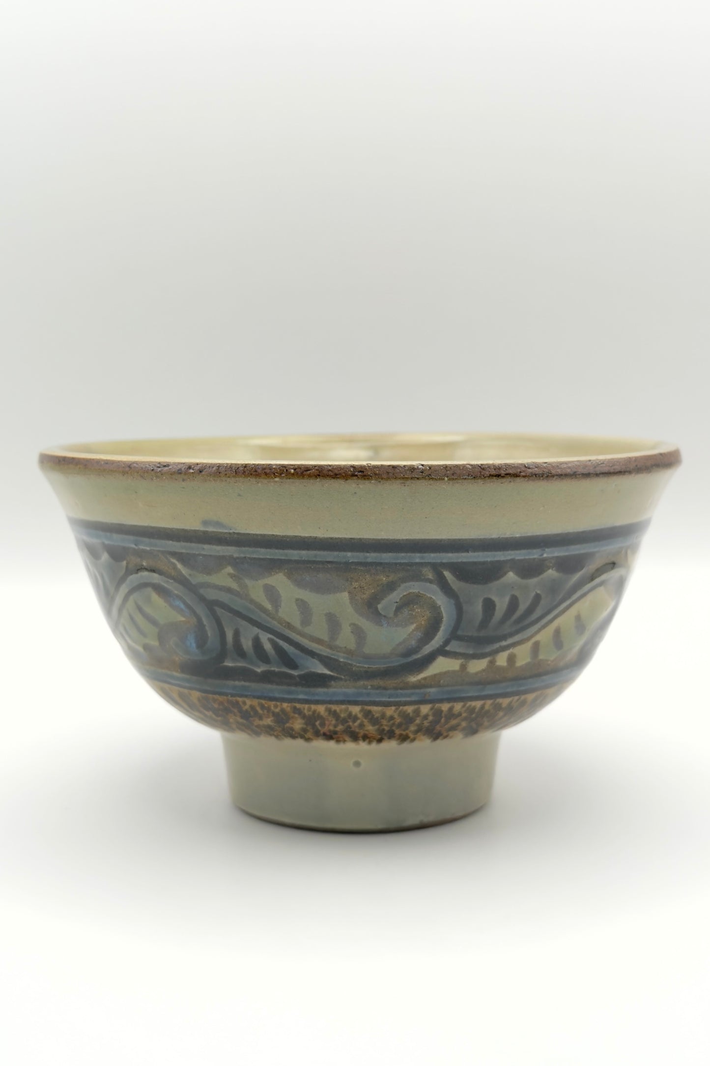 Yachimun Makai (5-Sun Rice Bowl) – Carved Karakusa Arabesque in Indigo on Gray by Yasushi Takaesu (016-TS)