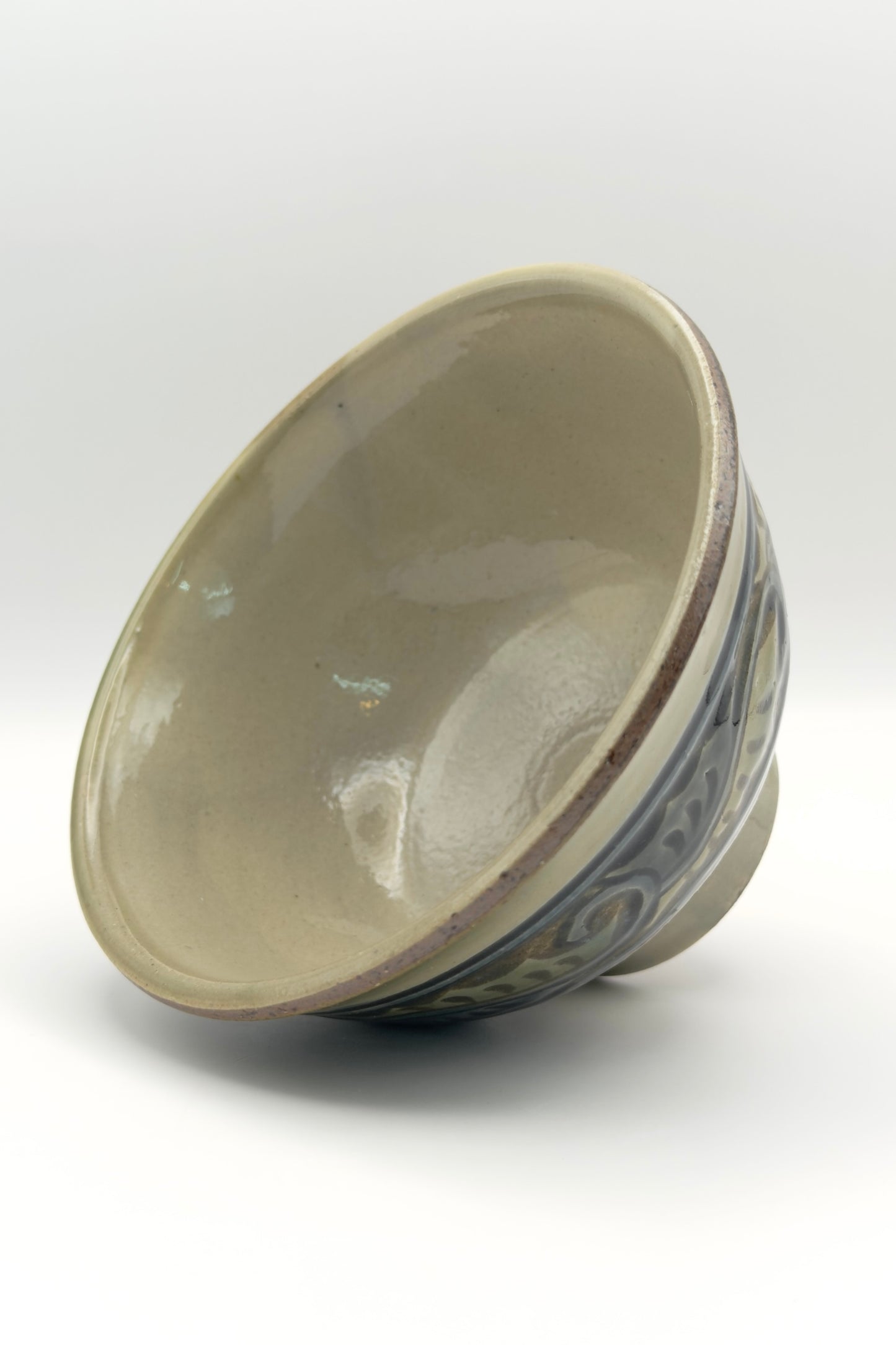 Yachimun Makai (5-Sun Rice Bowl) – Carved Karakusa Arabesque in Indigo on Gray by Yasushi Takaesu (016-TS)