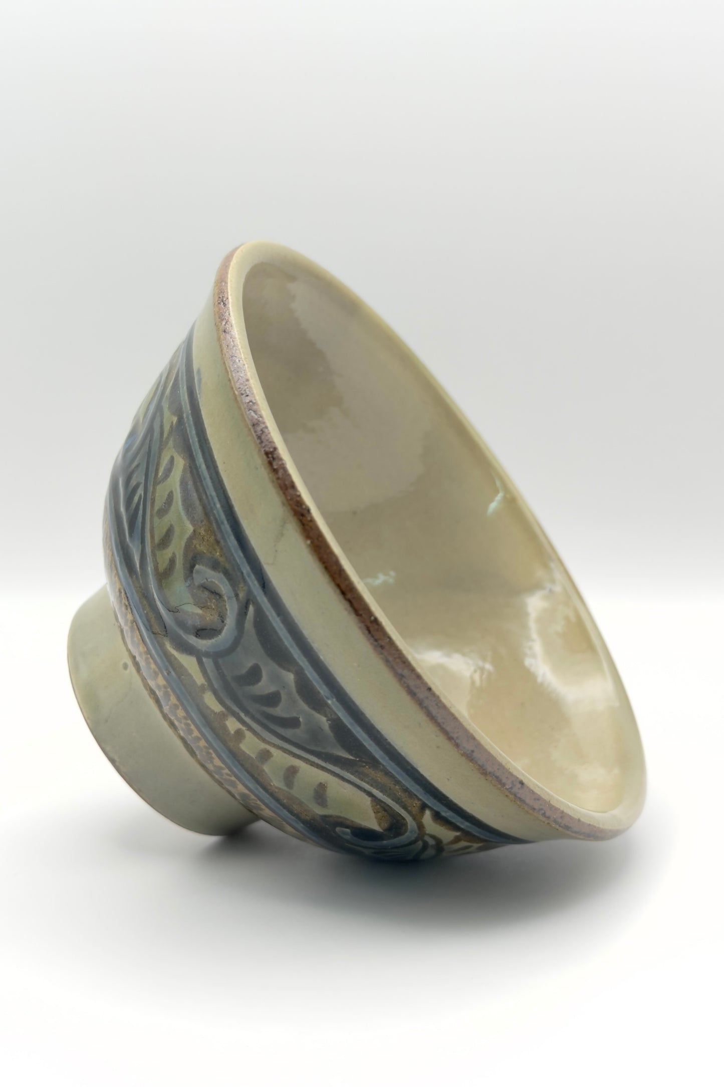 Yachimun Makai (5-Sun Rice Bowl) – Carved Karakusa Arabesque in Indigo on Gray by Yasushi Takaesu (016-TS)
