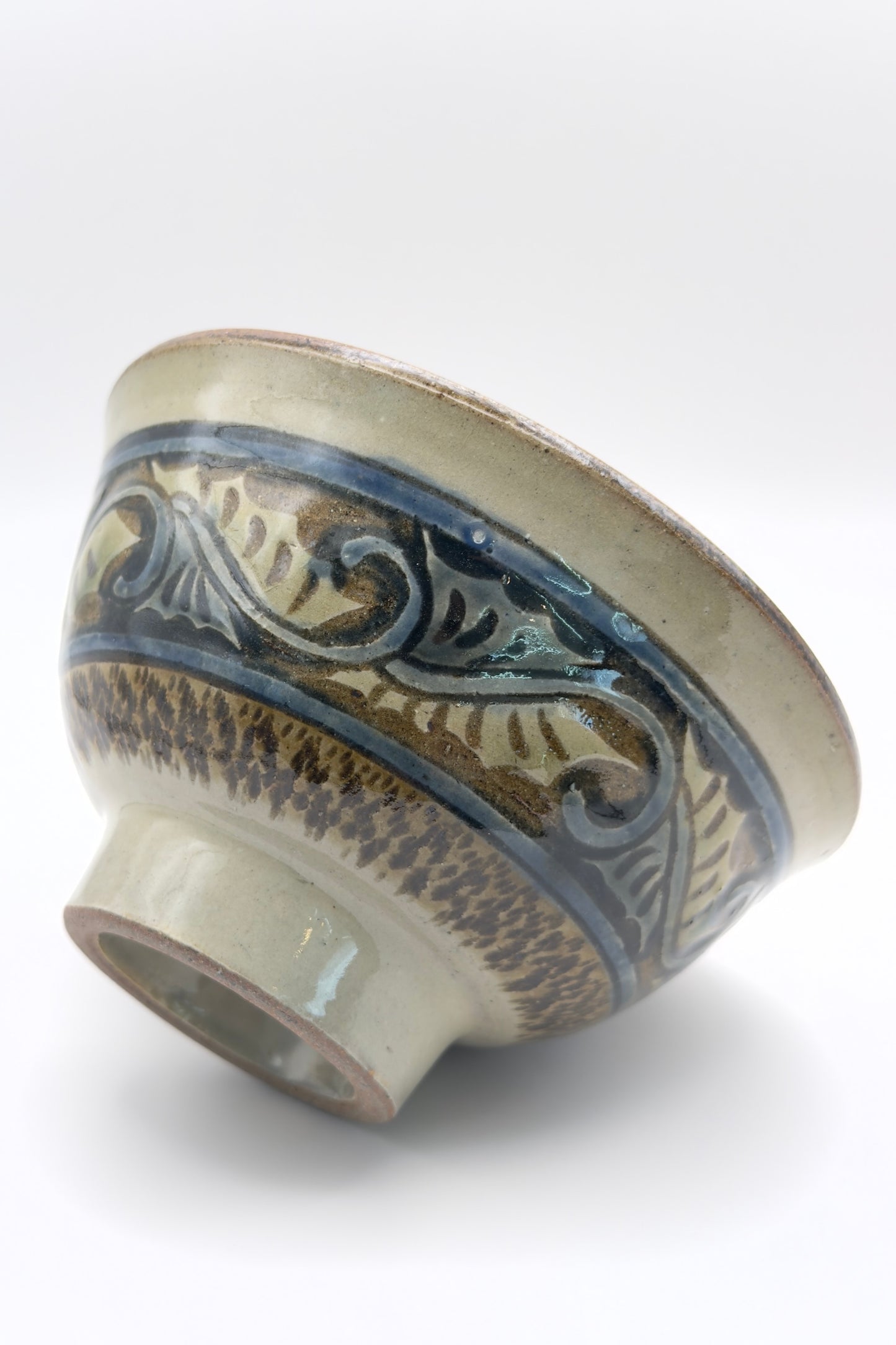 Yachimun Makai (5-Sun Rice Bowl) – Carved Karakusa Arabesque in Indigo on Gray by Yasushi Takaesu (016-TS)
