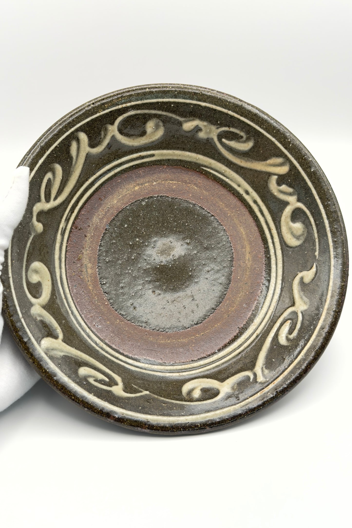 Yachimun Flat Bowl – Itchin White Slip Karakusa on Charcoal Brown by Teruya Kiln (017-TR)
