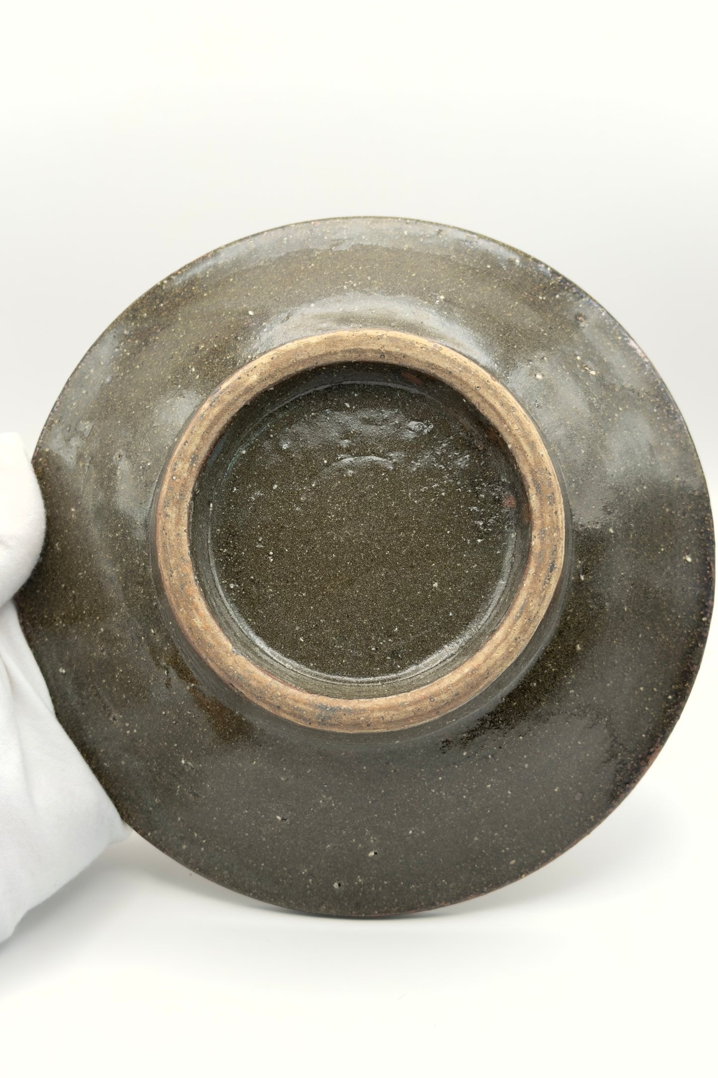 Yachimun Flat Bowl – Itchin White Slip Karakusa on Charcoal Brown by Teruya Kiln (017-TR)