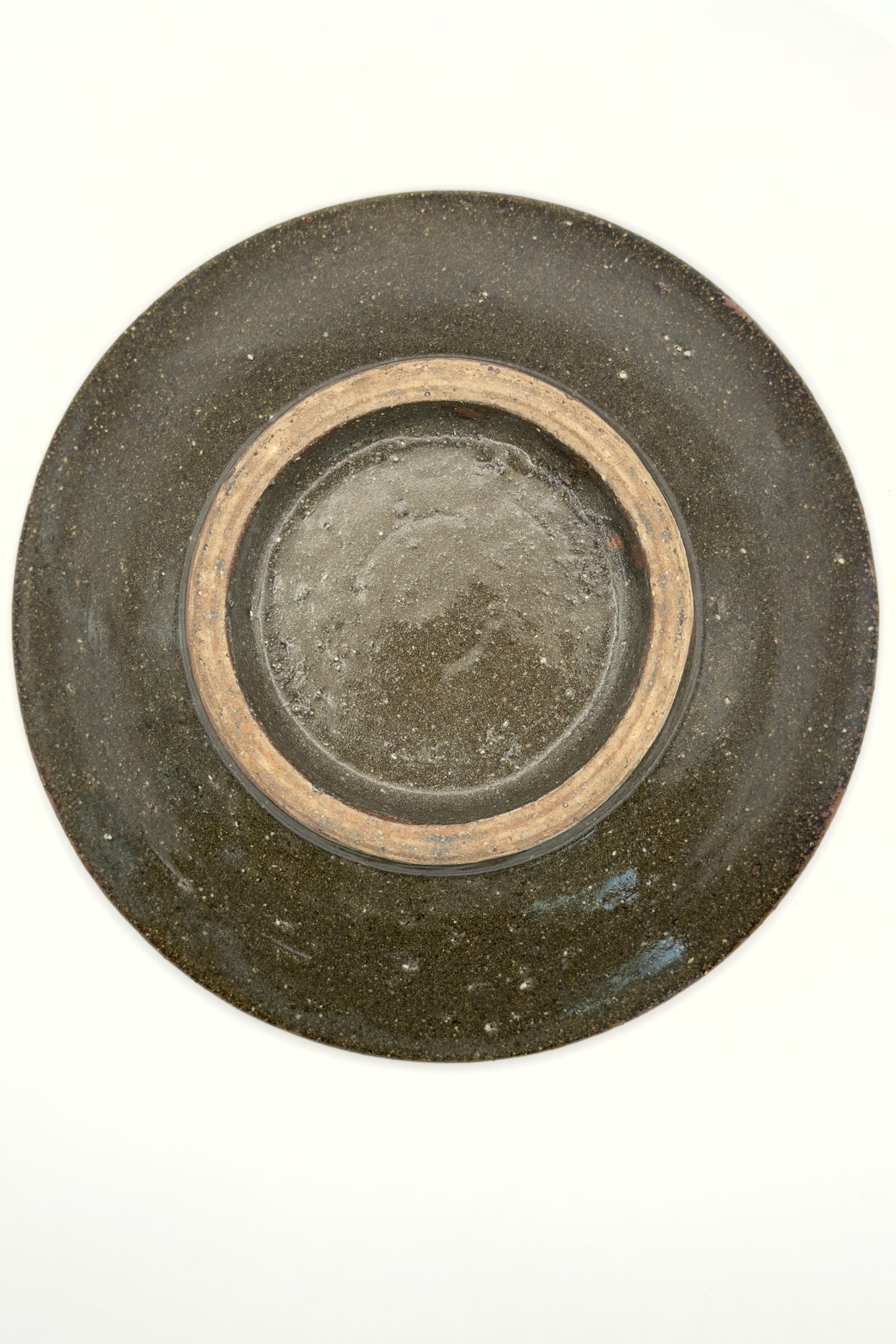Yachimun Flat Bowl – Itchin White Slip Karakusa on Charcoal Brown by Teruya Kiln (017-TR)