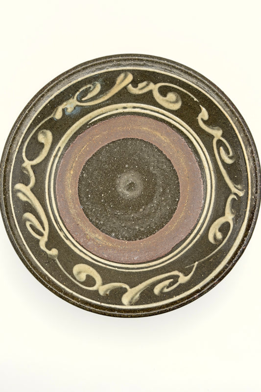 Yachimun Flat Bowl – Itchin White Slip Karakusa on Charcoal Brown by Teruya Kiln (017-TR)