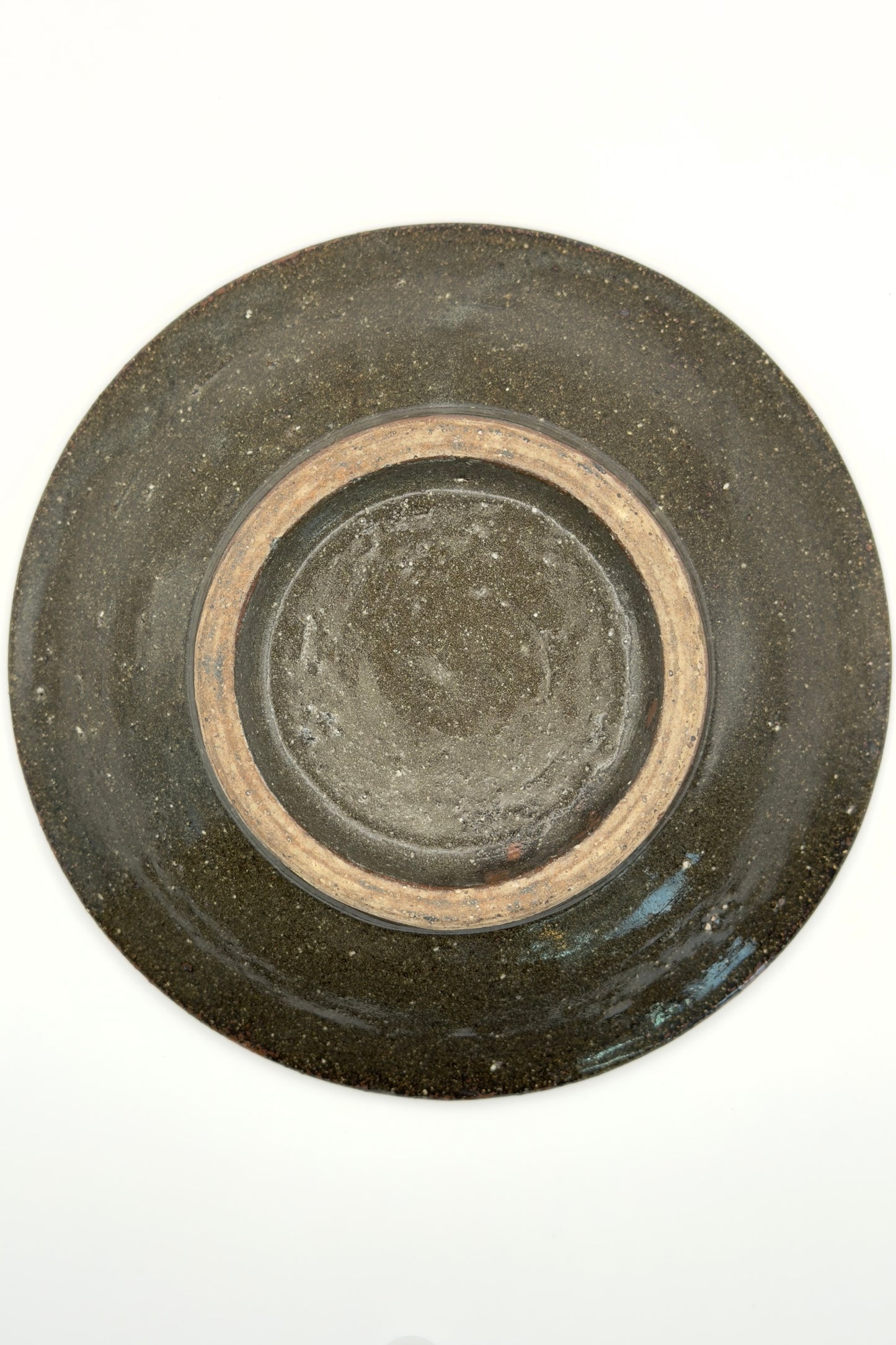 Yachimun Flat Bowl – Itchin White Slip Karakusa on Charcoal Brown by Teruya Kiln (017-TR)