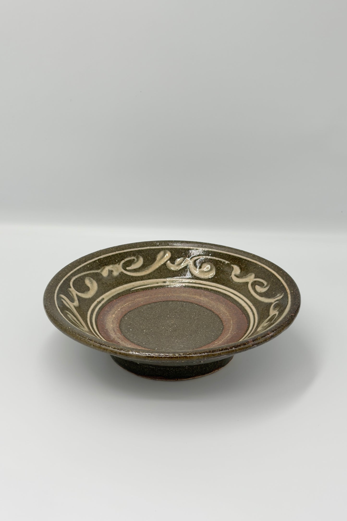 Yachimun Flat Bowl – Itchin White Slip Karakusa on Charcoal Brown by Teruya Kiln (017-TR)