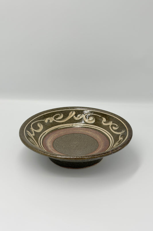 Yachimun Flat Bowl – Itchin White Slip Karakusa on Charcoal Brown by Teruya Kiln (017-TR)