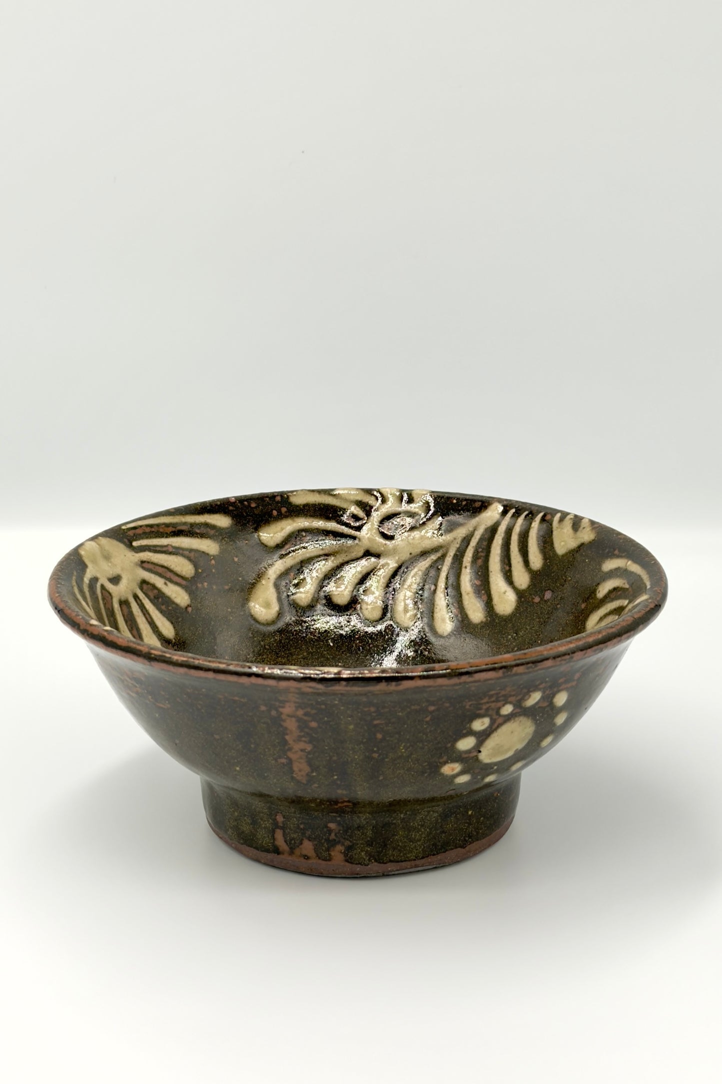 Yachimun 5-Sun Bowl – Itchin White Slip Karakusa by Teruya Kiln (018-TR)