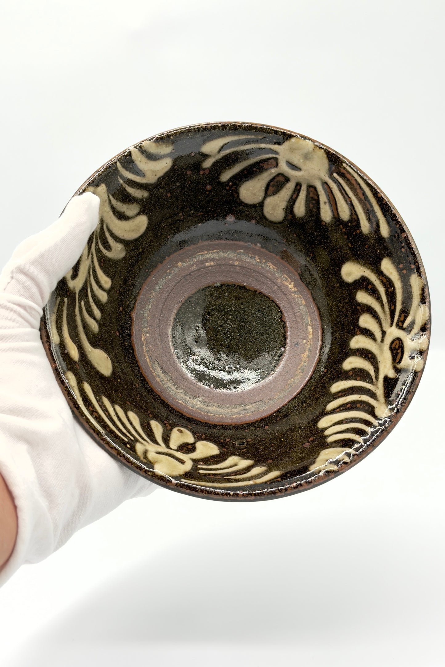Yachimun 5-Sun Bowl – Itchin White Slip Karakusa by Teruya Kiln (018-TR)
