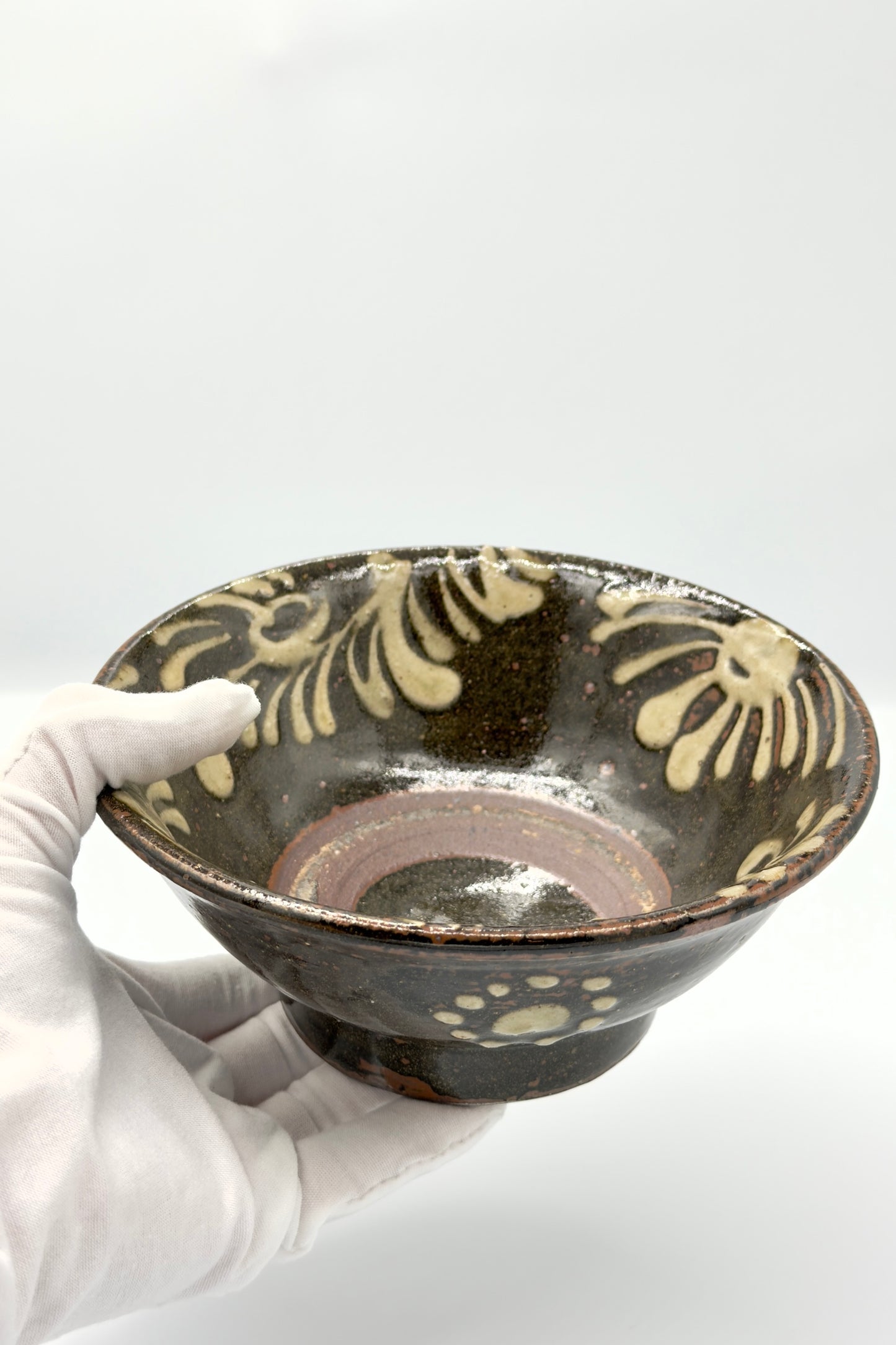 Yachimun 5-Sun Bowl – Itchin White Slip Karakusa by Teruya Kiln (018-TR)