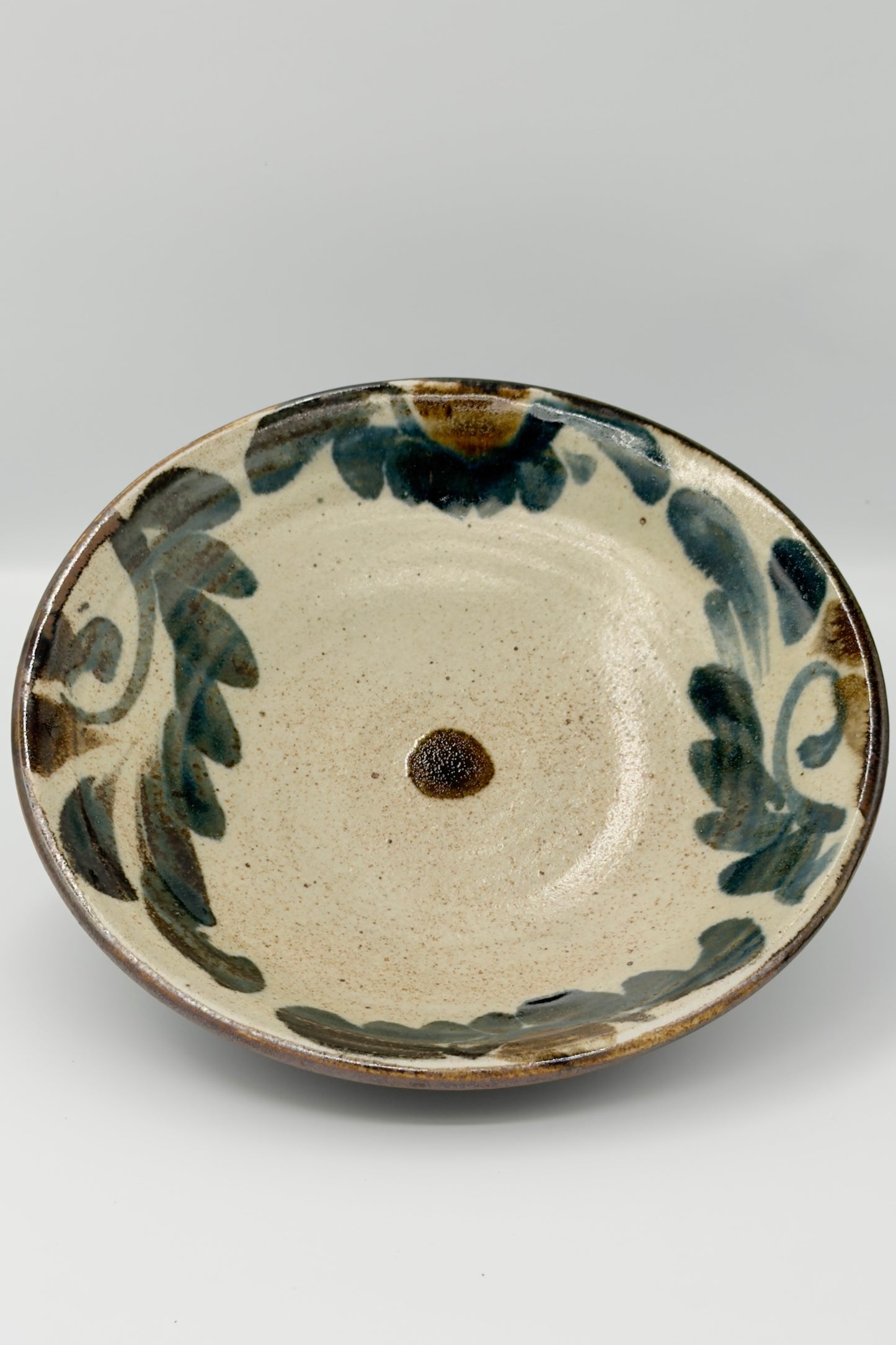 Yachimun 7-Sun Plate – Blue-Gray Hana-Karakusa with Iron Glaze Rim by Ko Aoyagi (020-ST)