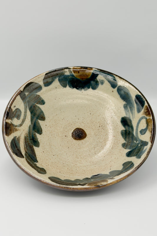 Yachimun 7-Sun Plate – Blue-Gray Hana-Karakusa with Iron Glaze Rim by Ko Aoyagi (020-ST)