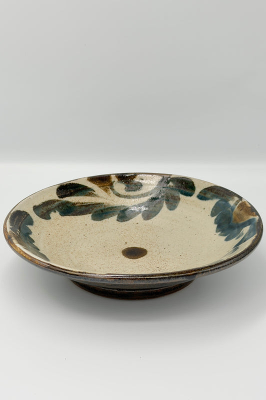 Yachimun 7-Sun Plate – Blue-Gray Hana-Karakusa with Iron Glaze Rim by Ko Aoyagi (020-ST)