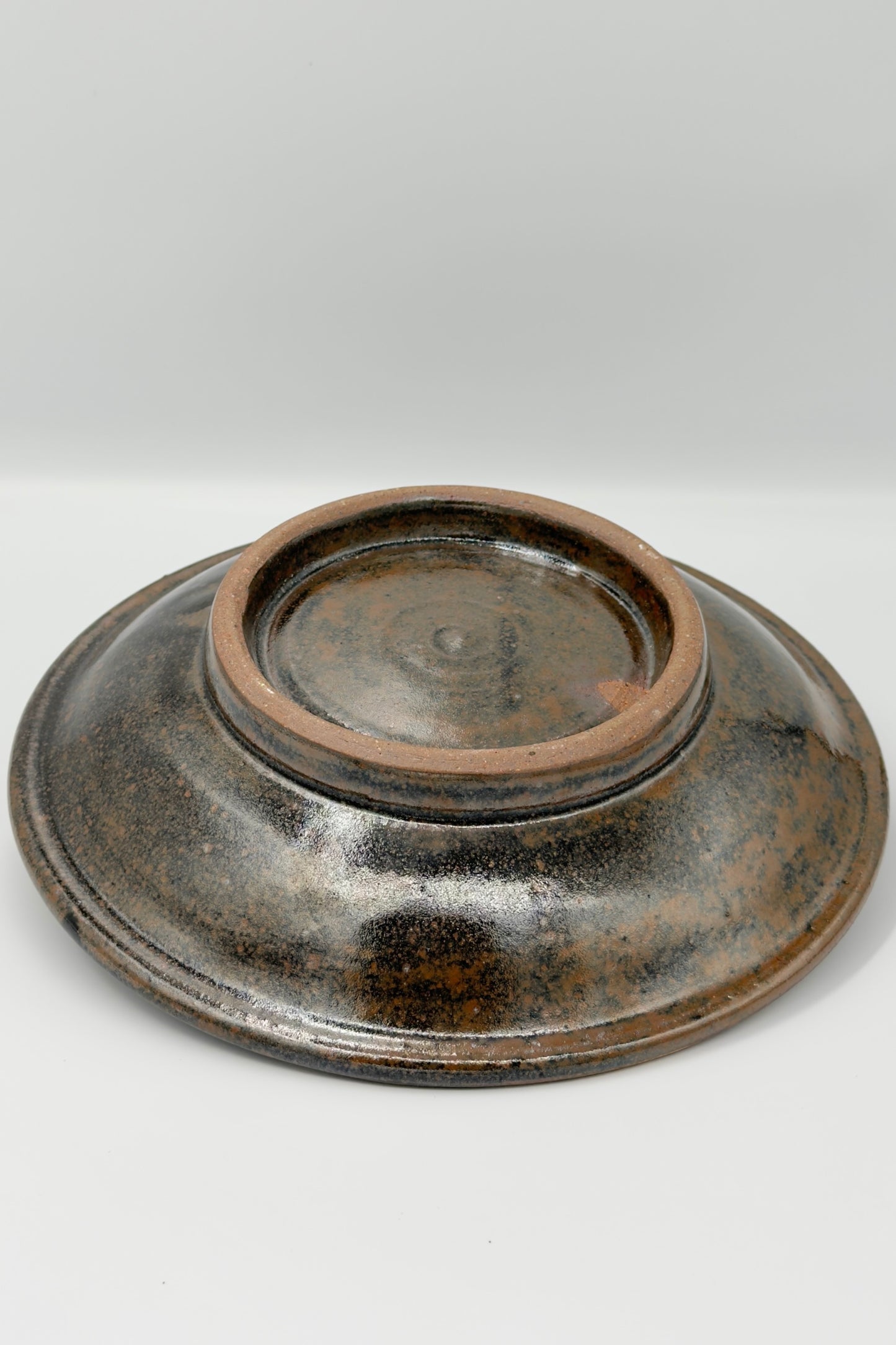 Yachimun 7-Sun Plate – Blue-Gray Hana-Karakusa with Iron Glaze Rim by Ko Aoyagi (020-ST)