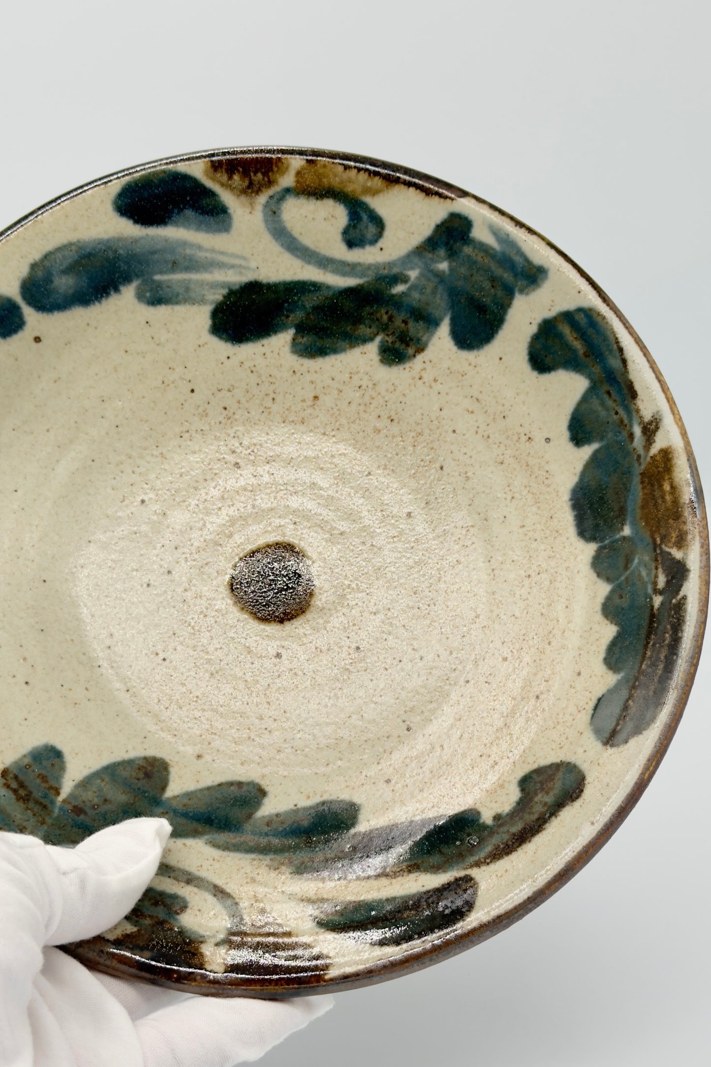 Yachimun 7-Sun Plate – Blue-Gray Hana-Karakusa with Iron Glaze Rim by Ko Aoyagi (020-ST)