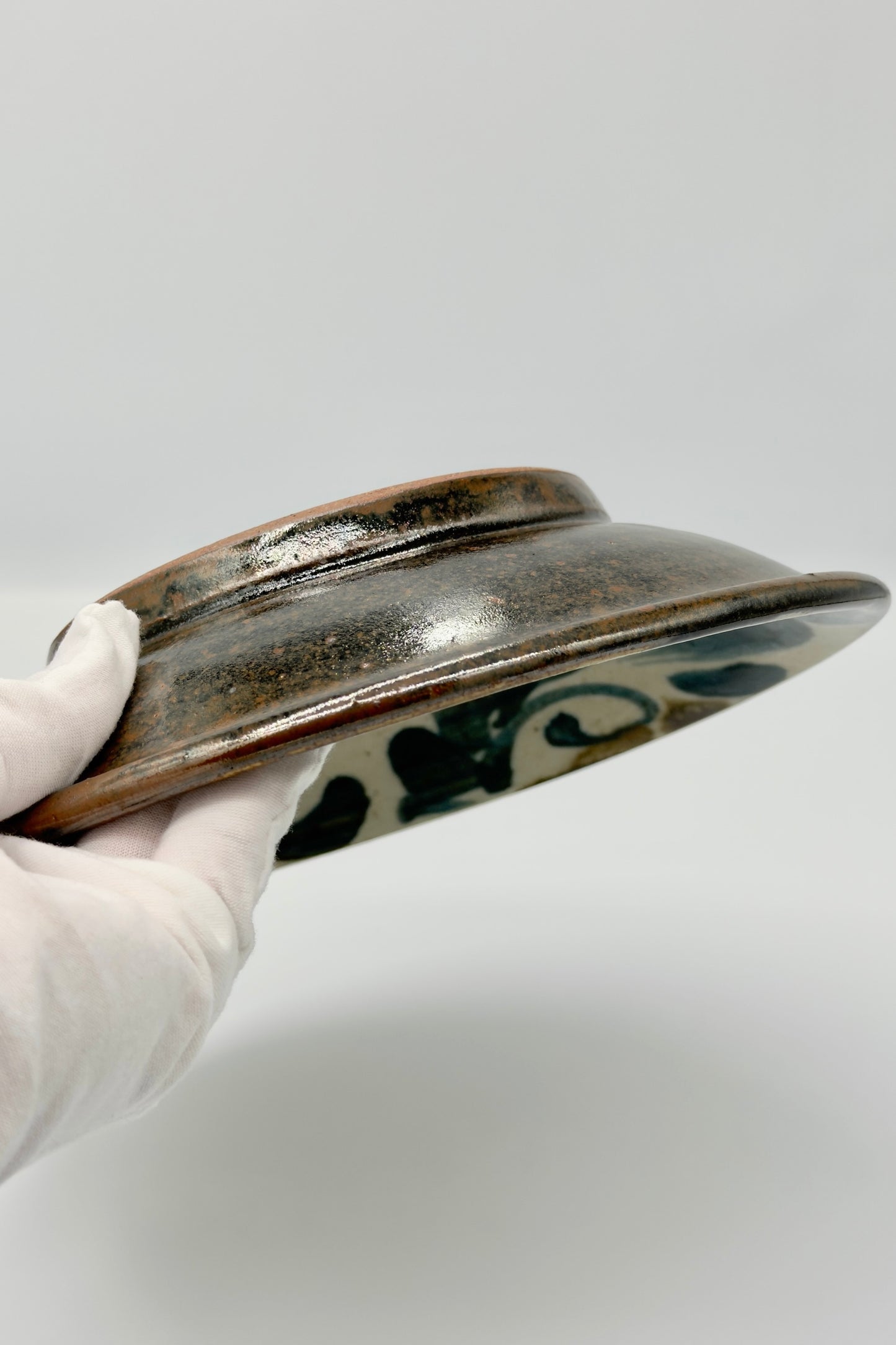 Yachimun 7-Sun Plate – Blue-Gray Hana-Karakusa with Iron Glaze Rim by Ko Aoyagi (020-ST)