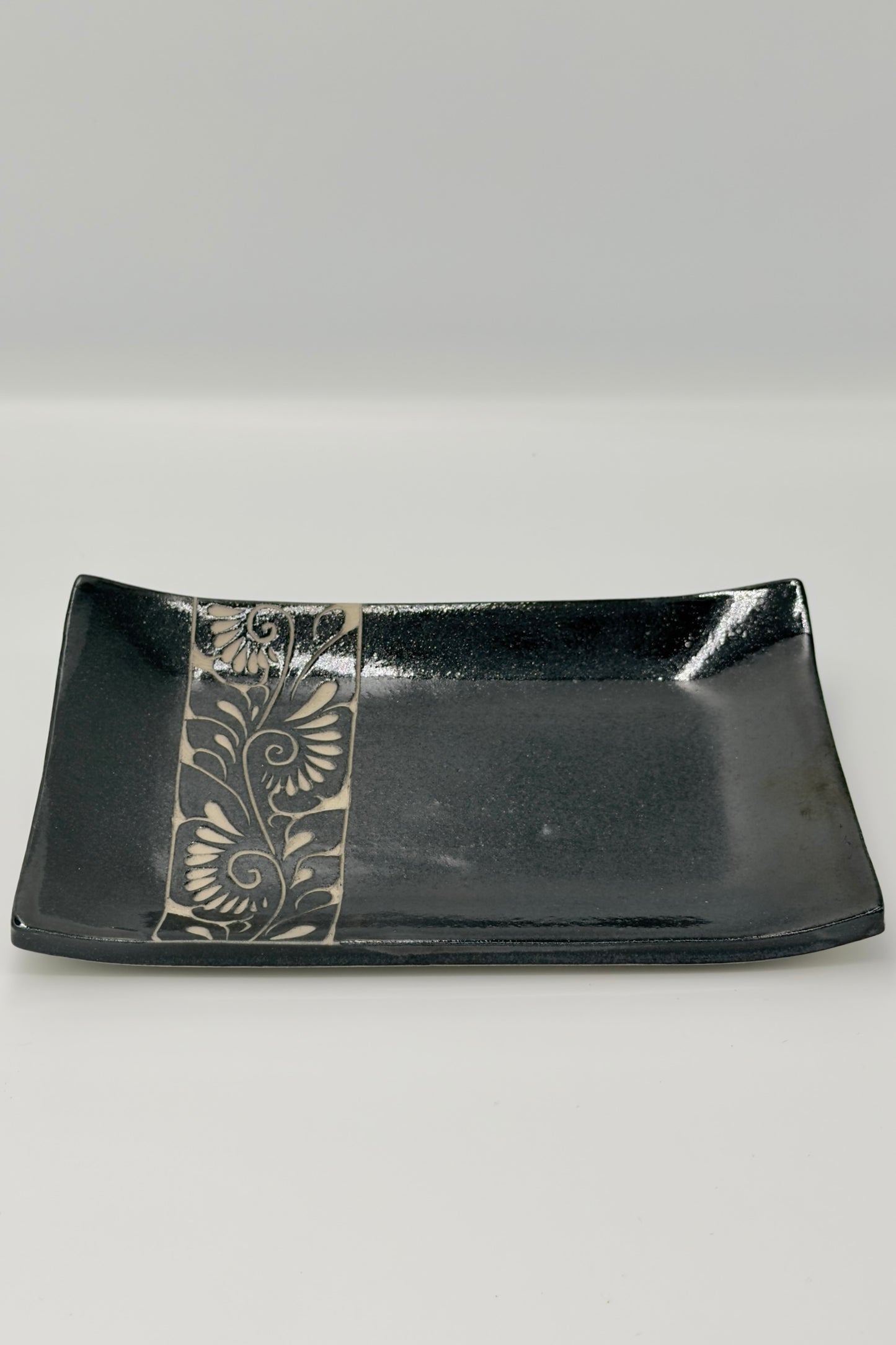 Yachimun Rectangular Plate – Senbori Karakusa in White on Matte Black by Kamany / Ikutouen (021-IK)