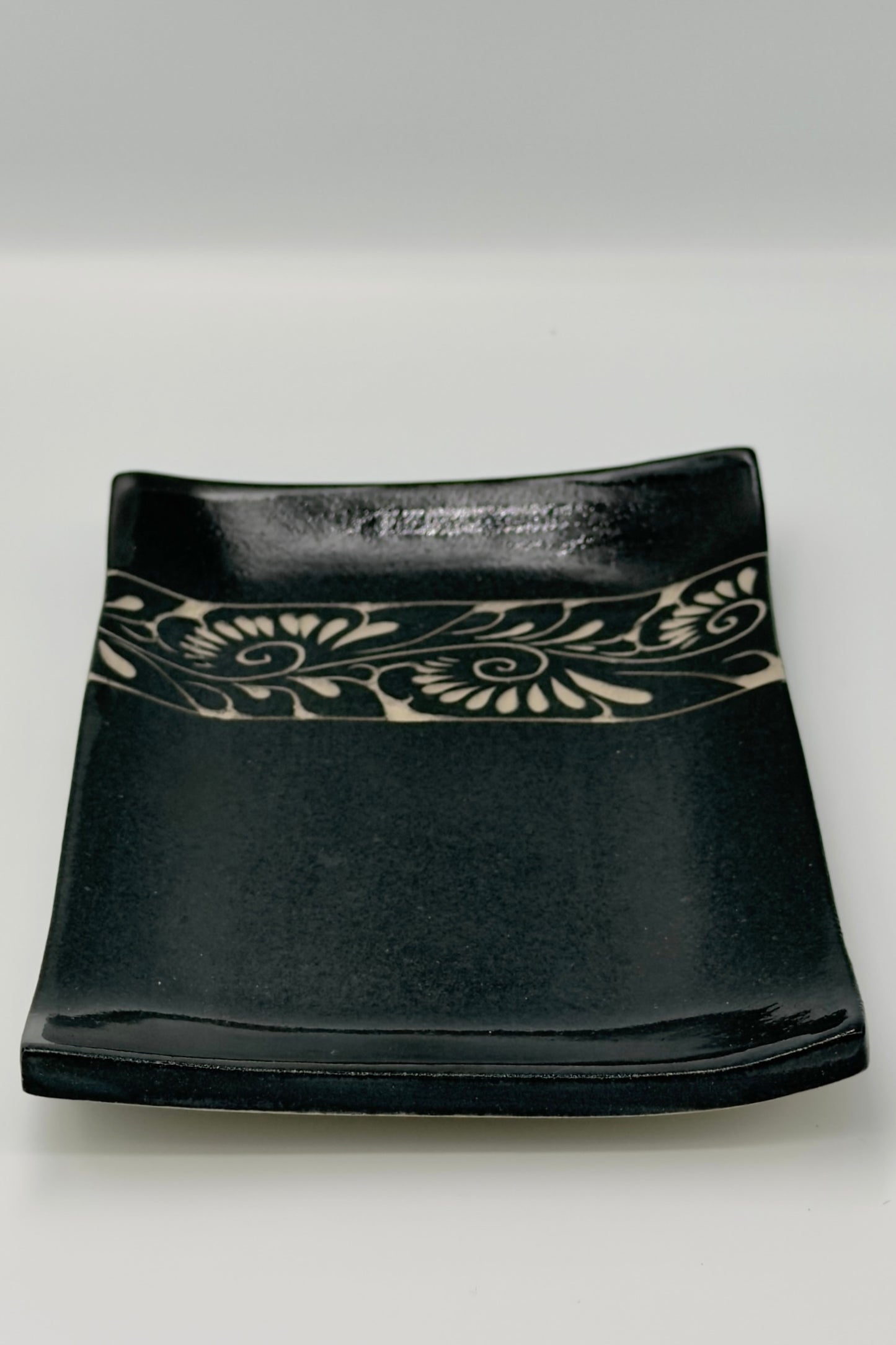 Yachimun Rectangular Plate – Senbori Karakusa in White on Matte Black by Kamany / Ikutouen (021-IK)