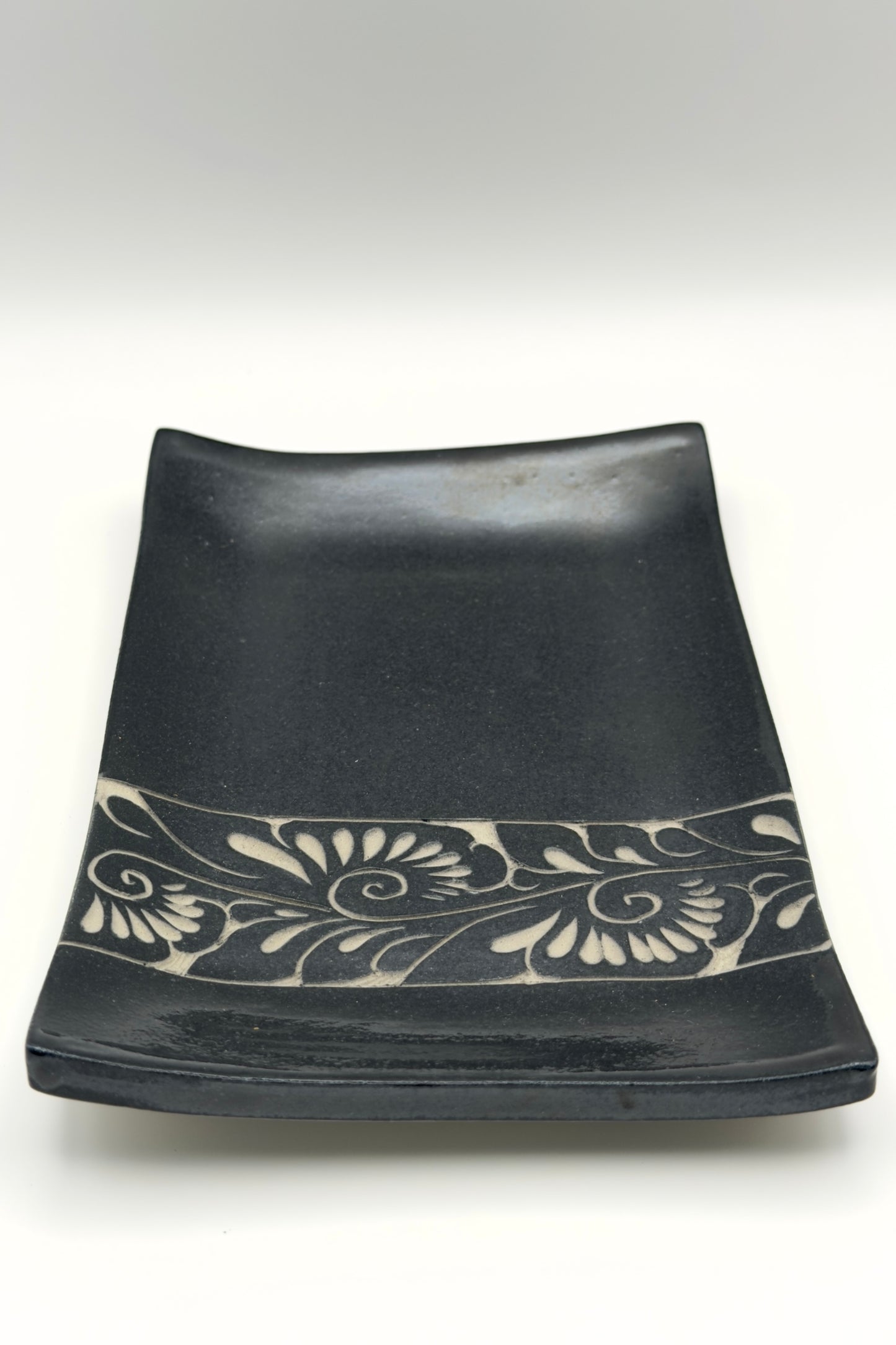 Yachimun Rectangular Plate – Senbori Karakusa in White on Matte Black by Kamany / Ikutouen (021-IK)