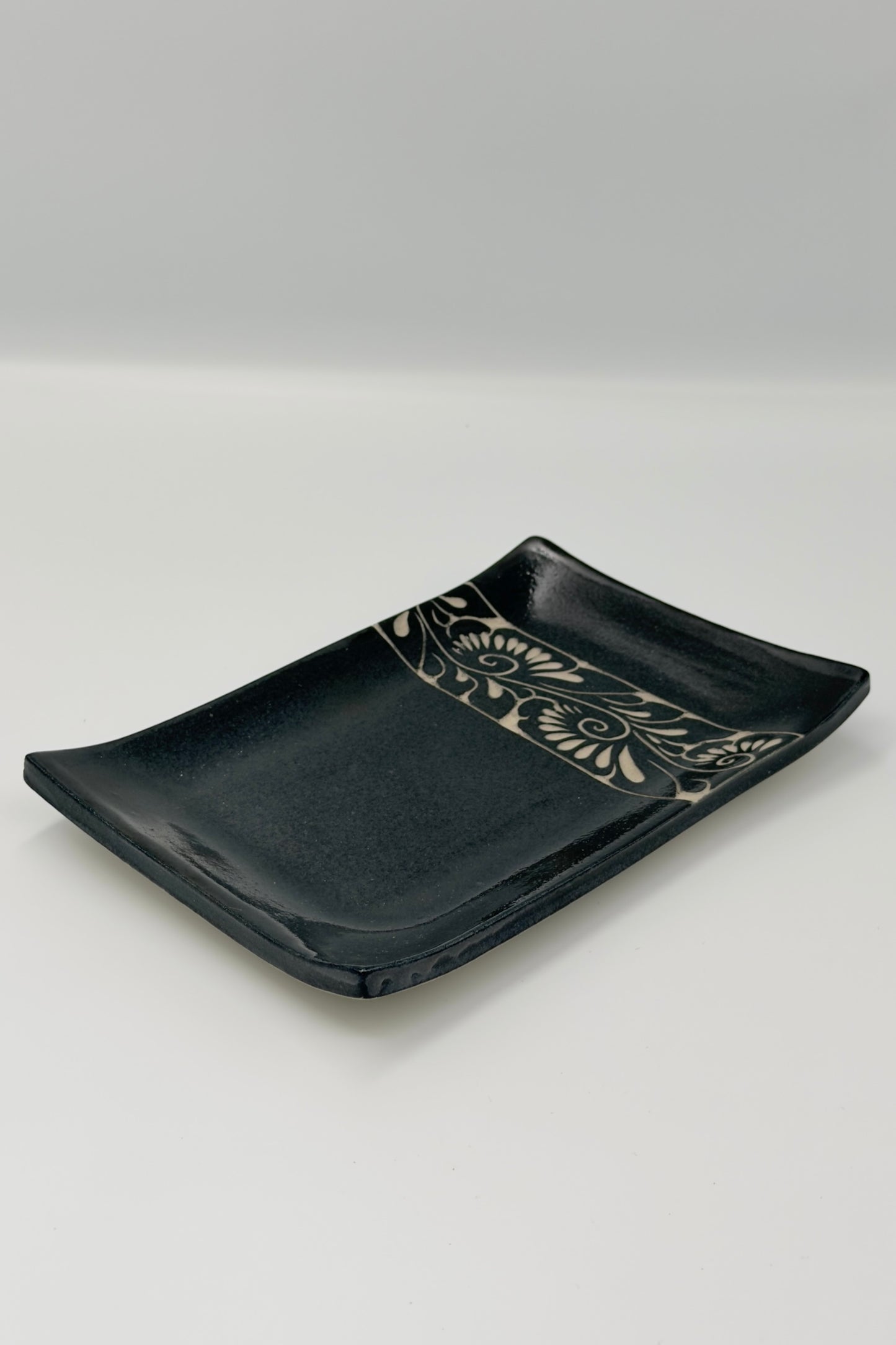 Yachimun Rectangular Plate – Senbori Karakusa in White on Matte Black by Kamany / Ikutouen (021-IK)