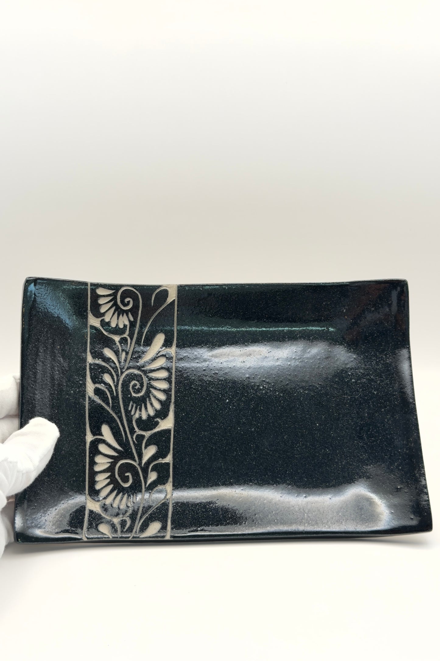 Yachimun Rectangular Plate – Senbori Karakusa in White on Matte Black by Kamany / Ikutouen (021-IK)