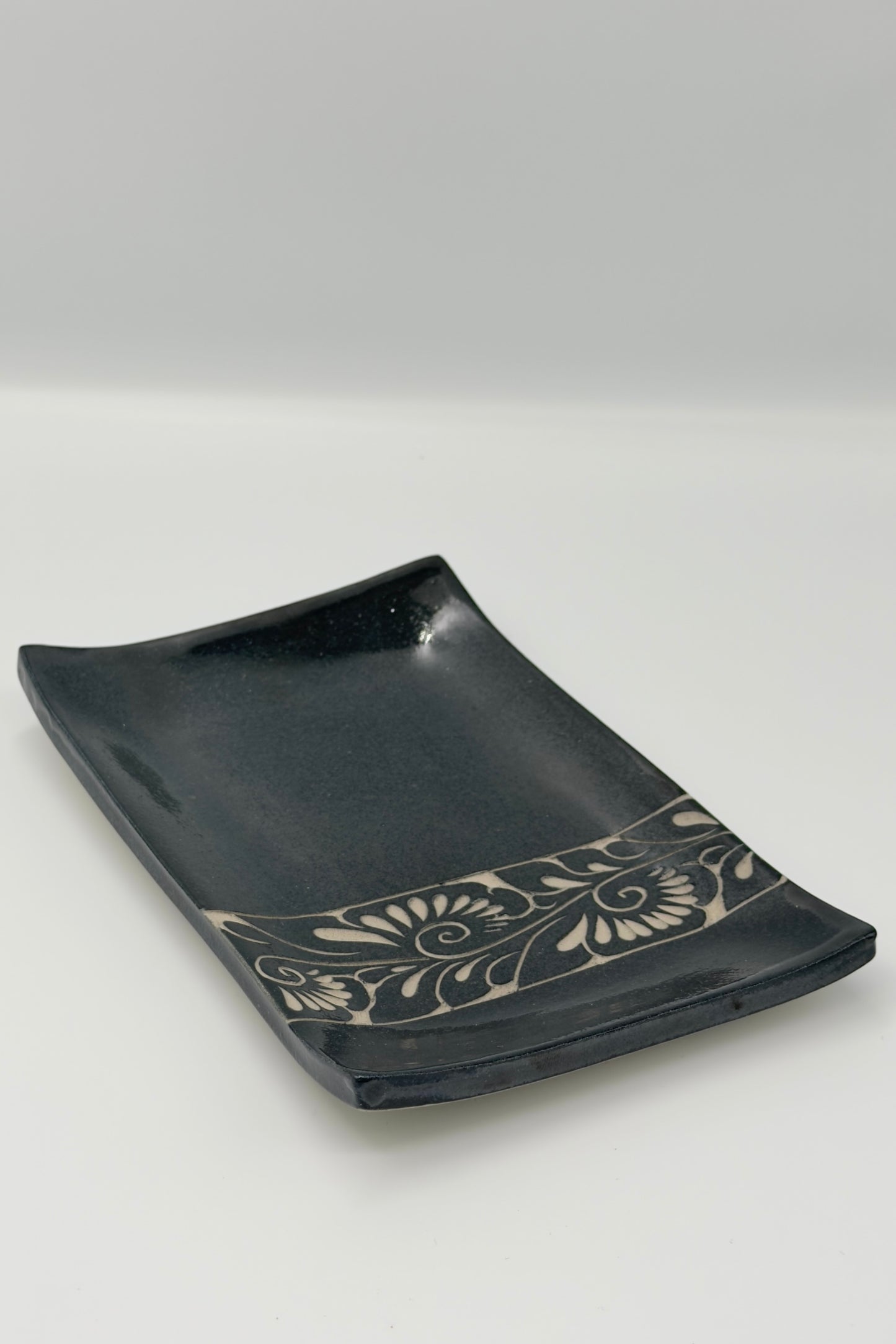 Yachimun Rectangular Plate – Senbori Karakusa in White on Matte Black by Kamany / Ikutouen (021-IK)