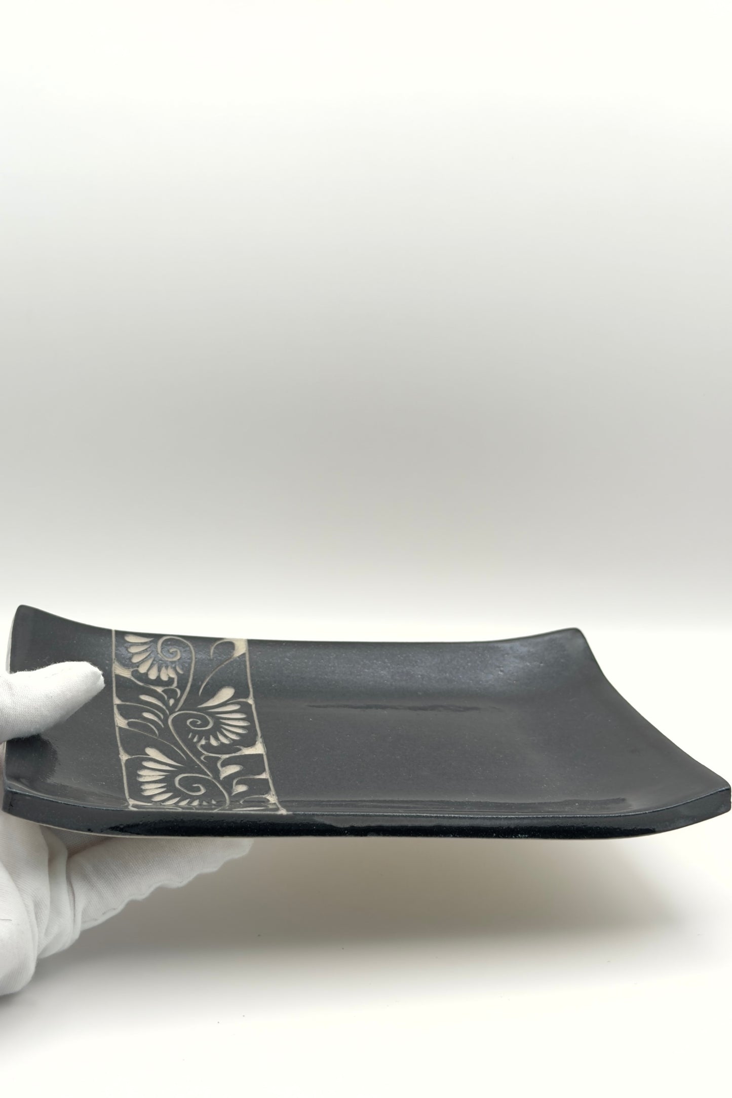 Yachimun Rectangular Plate – Senbori Karakusa in White on Matte Black by Kamany / Ikutouen (021-IK)