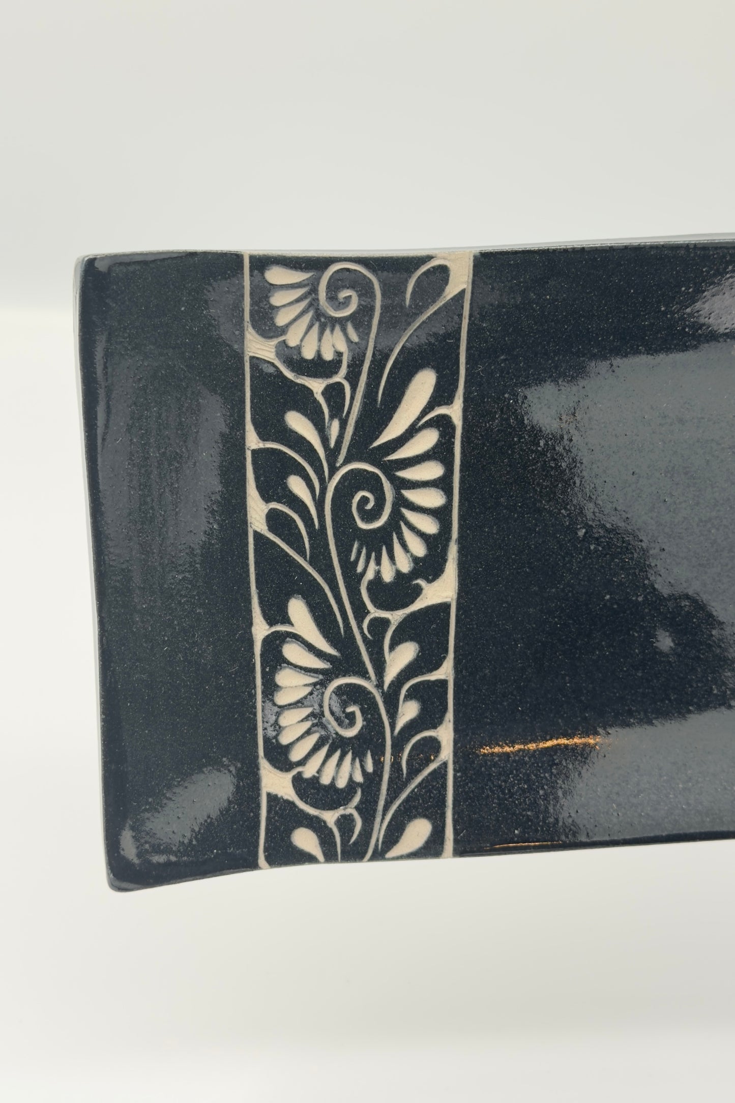 Yachimun Rectangular Plate – Senbori Karakusa in White on Matte Black by Kamany / Ikutouen (021-IK)
