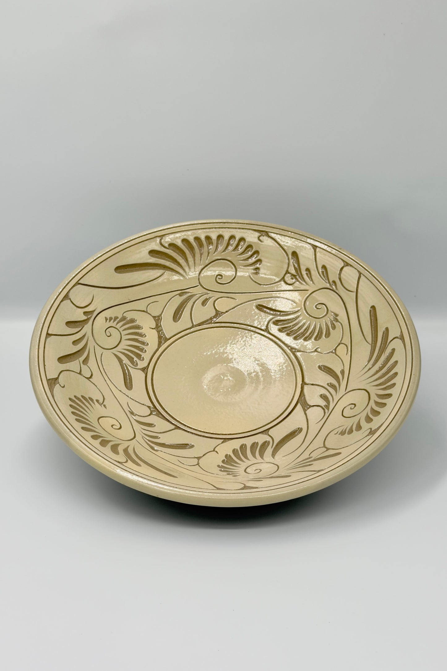 Yachimun Flare Bowl – Hand-Carved Karakusa Arabesque with Central Stage on Cream Clay by Ikutouen (026-IK)