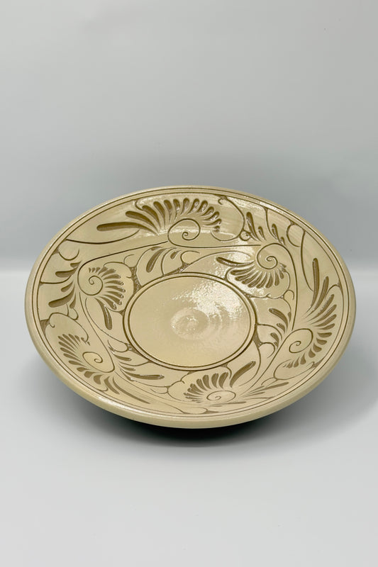 Yachimun Flare Bowl – Hand-Carved Karakusa Arabesque with Central Stage on Cream Clay by Ikutouen (026-IK)